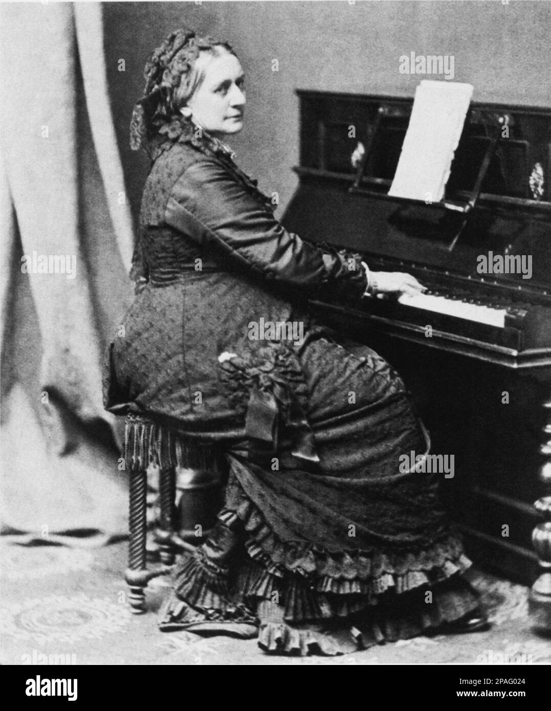 1895 : le pianiste et compositeur allemand CLARA SCHUMANN ( née WIECK , 1819 - 1896 ) . Femme de Robert Schumann , qui a utilisé certaines de ses mélodies pour sa composition. Elle a composé un concerto pour piano fin et quelques chansons et chansons pour piano seul. Elle a été l'une des plus remarquables pianiste de son temps et une amie intime du compositeur Johannes Brahms - COMPOSIORE - OPERA LIRICA - CLASSICA - CLASSIQUE - PORTRAIT - RITRATTO - MUSICISTA - MUSICA - piano - pianoforte --- ARCHIVIO GBB Banque D'Images