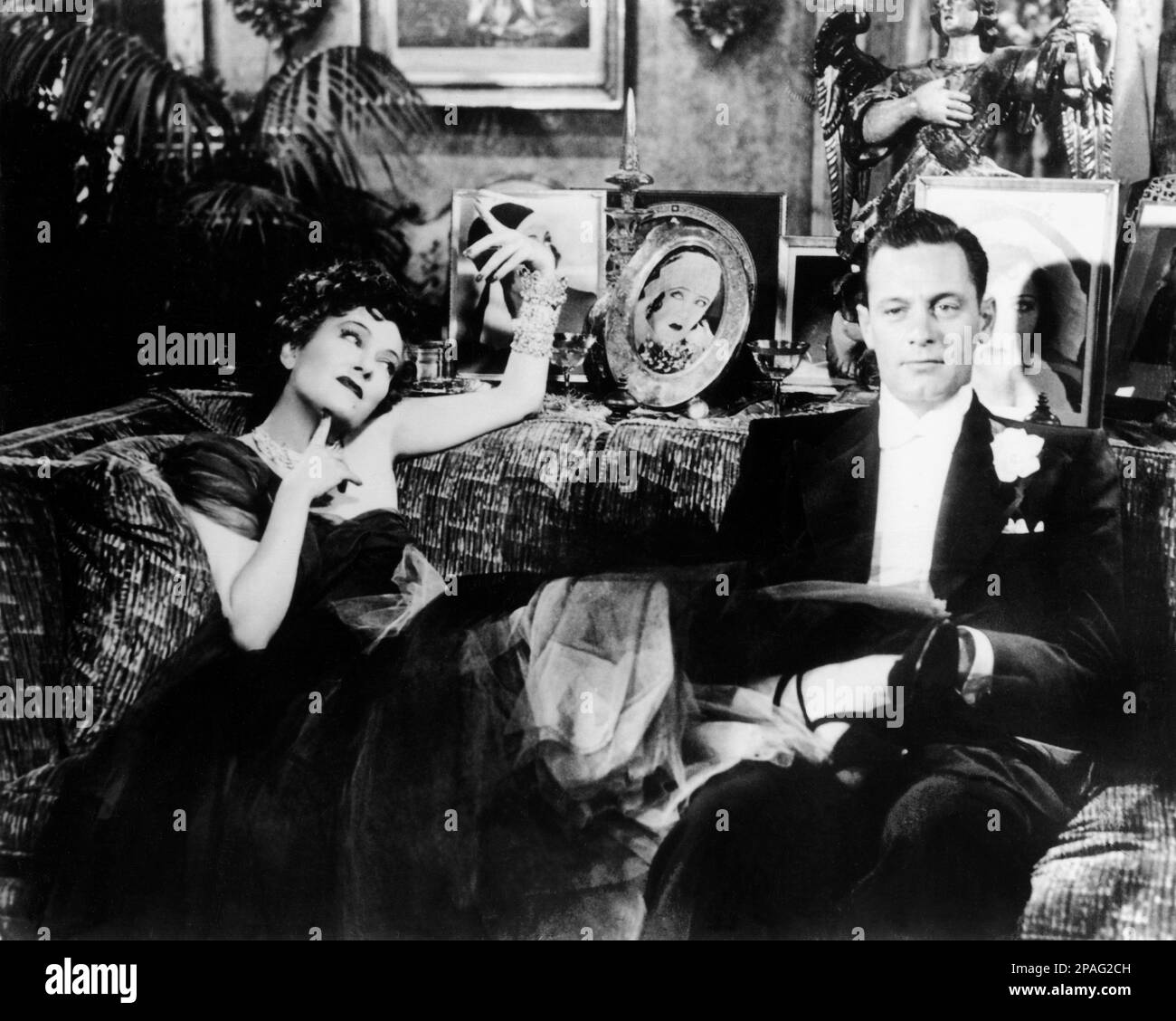 1951 : l'actrice Gloria SWANSON ( Chicago 1898 - New York 1983 ) comme Norma Desmond dans SUNSET BOULEVARD ( Viale del Tramonto ) par Billy Wilder, avec WILLIAM HOLDEN , costume par Edith HEAD , Paramount pubblicity STILL - FILM - CINÉMA - attice cinematografica - VAMP - DIVA - DIVINA - DIVIN - Hollywood on Hollywood - assassina - tueur - imbécile - fou - pazza - pazzo - matto - malato di mente - FILM - canapé - divano - fumeurs - gioielli - gioiello - bijoux - bijou - bracelet - braccialetto - bracciale - collana - collier - scarpe - scarpa - chaussures - tulle --- ARCHIVIO GBB Banque D'Images