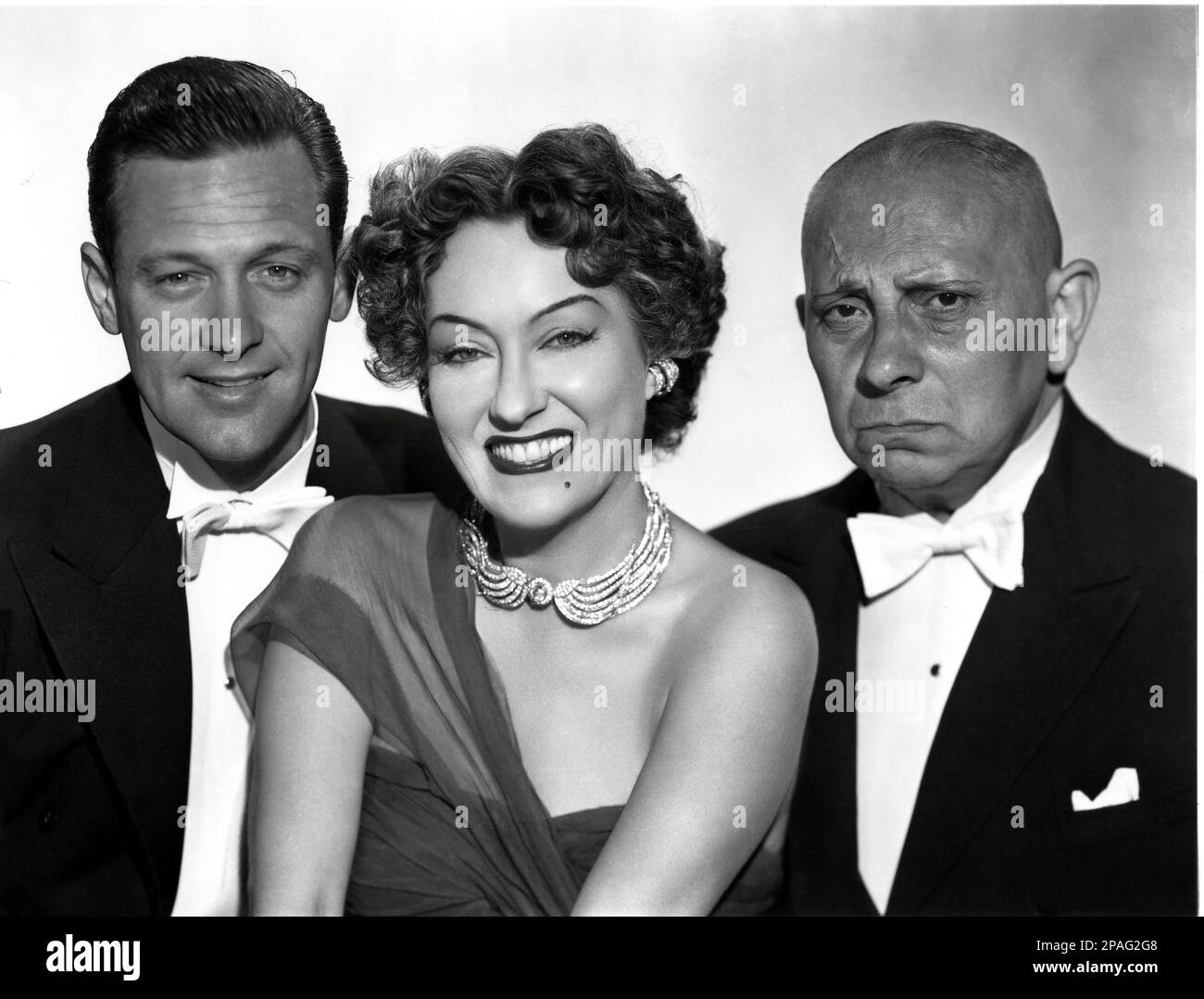 1951 : l'actrice Gloria SWANSON ( Chicago 1898 - New York 1983 ) comme Norma Desmond dans SUNSET BOULEVARD ( Viale del Tramonto ) par Billy Wilder, avec WILLIAM HOLDEN et ERIC VON STROHEIM , costume par Edith HEAD , Paramount pubblicity encore - FILM - CINÉMA - attice cinematografica - VAMP - DIVA - DIVINA - DIVIN - Hollywood sur Hollywood - assassina - tueur - imbécile - fou - pazza - pazzo - matto - malato di mente - mole - néo - sourire - sorriso - tie noeud - papillon - colletto - collier - bijoux - bijoux - gioiello - gioielli - collana - collier --- ARCHIVIO GBB Banque D'Images