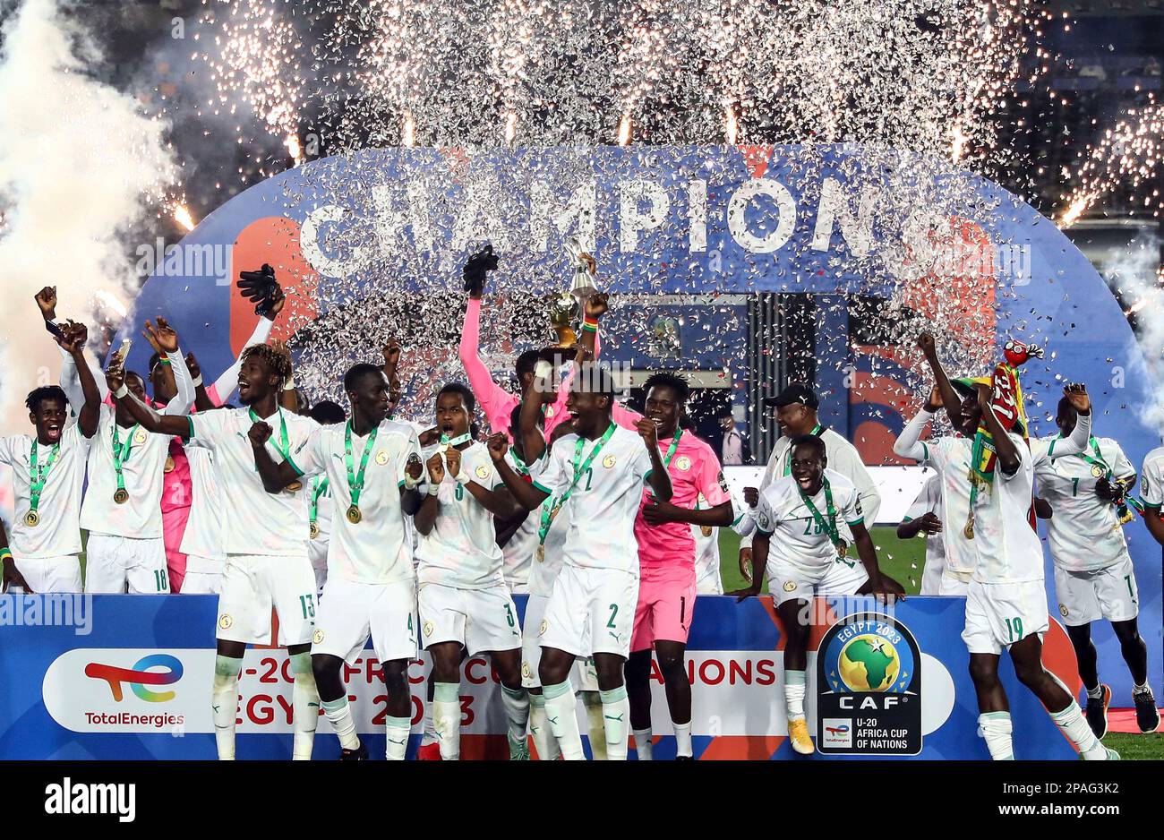 Le Caire, Égypte. 11th mars 2023. L'équipe du Sénégal célèbre avec un  trophée après avoir remporté la finale entre le Sénégal et la Gambie lors  du match de football de la CAF (