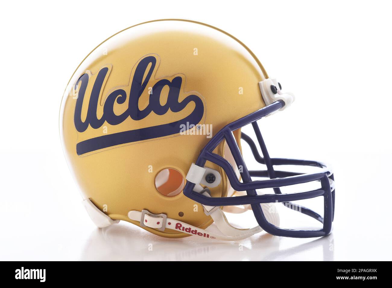 IRVINE, CALIFORNIE - 11 MARS 2023 : un mini-casque de football à collectionner de l'Université de Californie à Los Angeles, UCLA. Banque D'Images
