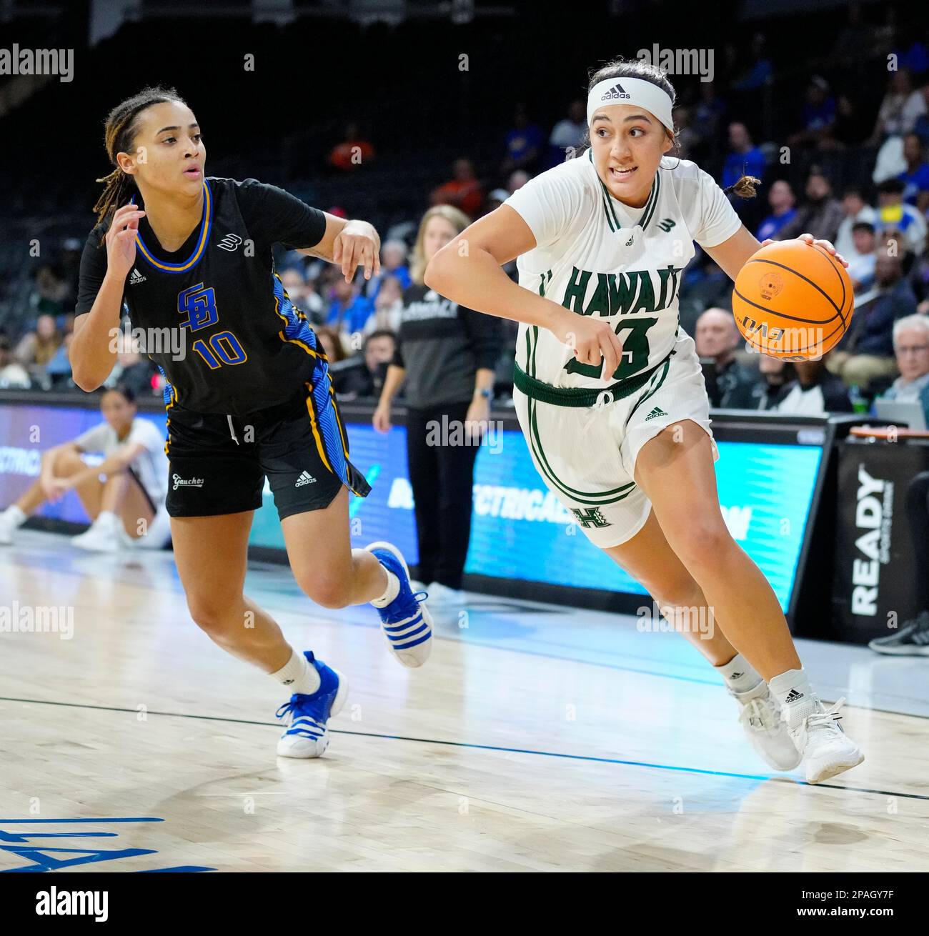Hawaii guard Meilani McBee (23) drives against UC Santa Barbara guard Anya Choice (10) during an NCAA college basketball game for the women's Big West Tournament championship Saturday, March 11, 2023, in Henderson, Nev. (AP Photo/Eric Jamison) Banque D'Images