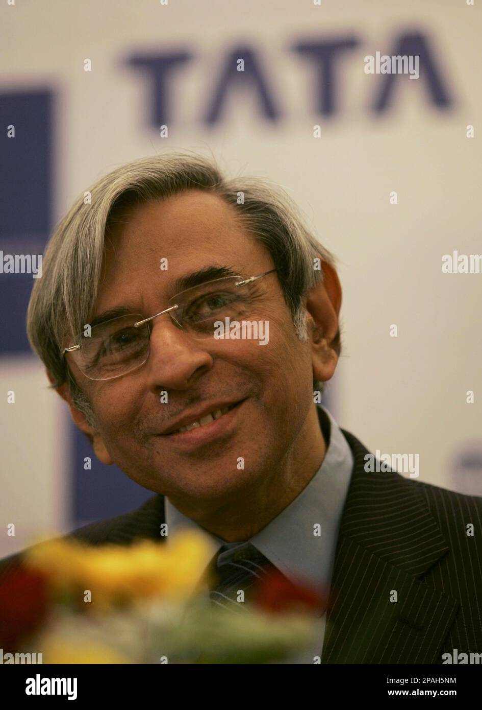 Tata Chemicals Managing Director,Homi Khusrokhan, smiles during a press conference in Mumbai, India, Thursday, Jan 31, 2008. Khusrokhan said Tata Chemical Limited has acquired the Soda Ash business of General Chemical Industrial Products Inc.(GCIP), a US based chemical company, for US$ 1,005 million.(AP Photo/Rajesh Nirgude) Banque D'Images