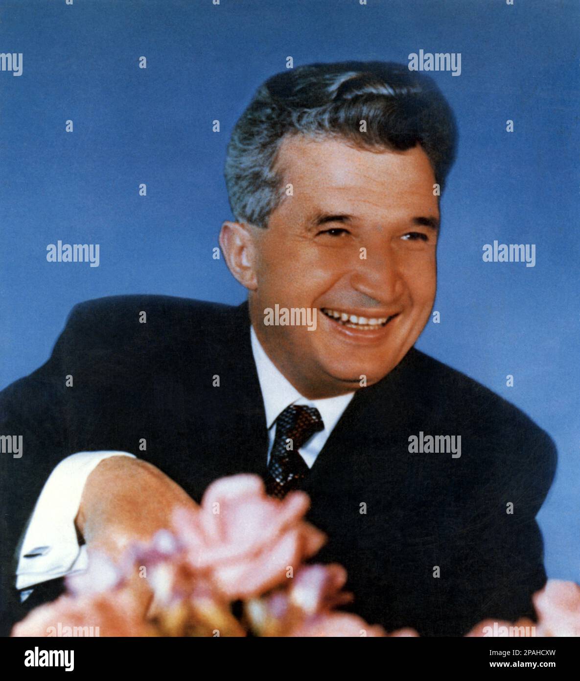 Le politicien et dictateur roumain NICOLAE CEAUSESCU ( 26 janvier 1918 – 25 décembre 1989 ) a été le chef de la Roumanie de 1965 à décembre 1989, quand une révolution et un coup d'État l'ont retiré du pouvoir. Les révolutionnaires ont tenu un procès de deux heures et l'ont condamné à mort pour crimes contre l'État, génocide et « saper l'économie nationale ». Le procès précipité a été critiqué comme un tribunal kangourou son exécution ultérieure a marqué l'acte final des révolutions de 1989 - ROUMANIE - POLITI - POLITICA - POLITIQUE - SOCIALISTE - SOCIALISMO - SOCIALISME - COMUNISTA - COMUNISMO - COMMUNISTE Banque D'Images