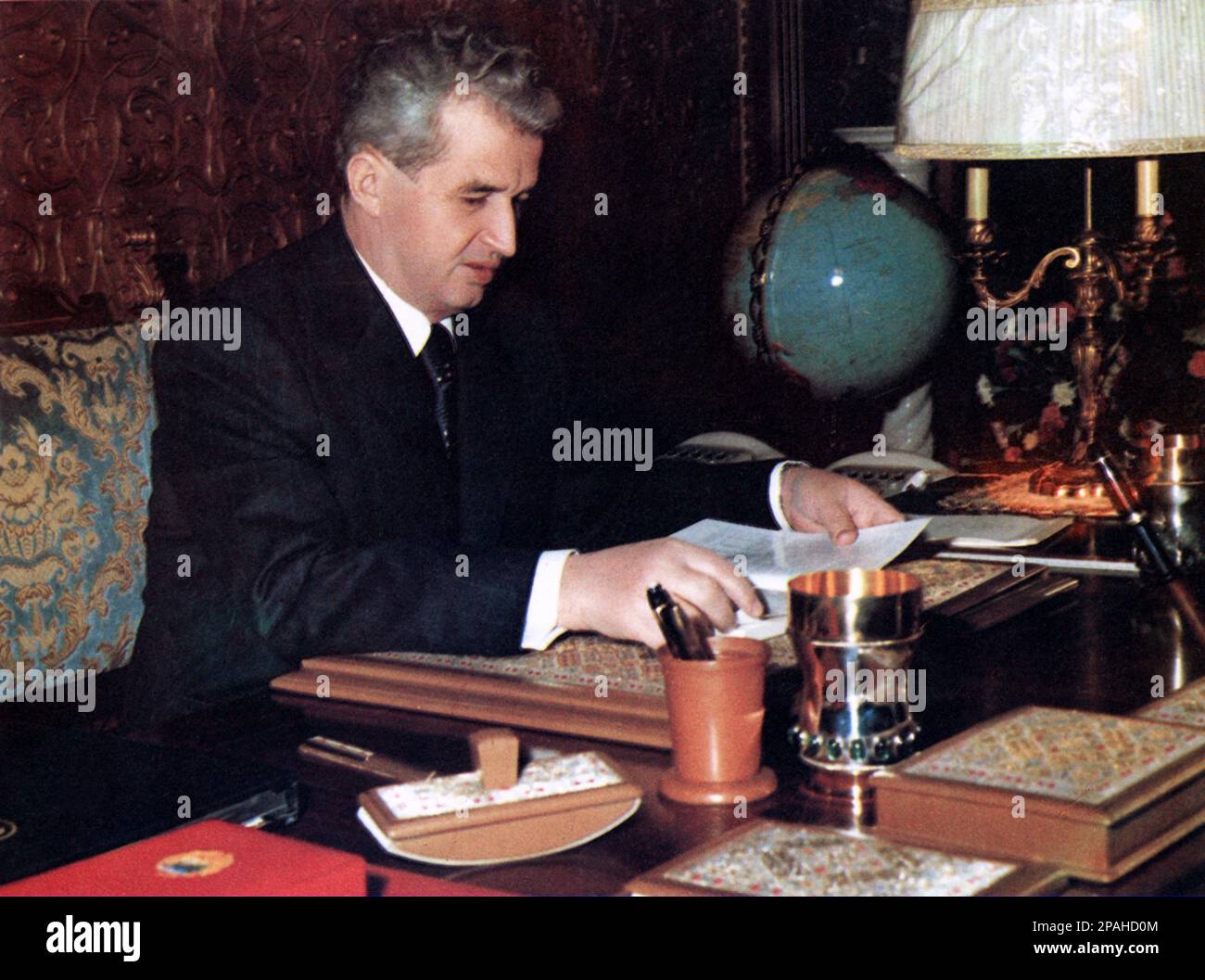 Le politicien et dictateur roumain NICOLAE CEAUSESCU ( 26 janvier 1918 – 25 décembre 1989 ) a été le chef de la Roumanie de 1965 à décembre 1989, quand une révolution et un coup d'État l'ont retiré du pouvoir. Les révolutionnaires ont tenu un procès de deux heures et l'ont condamné à mort pour crimes contre l'État, génocide et « saper l'économie nationale ». Le procès précipité a été critiqué comme un tribunal kangourou son exécution ultérieure a marqué l'acte final des révolutions de 1989 - ROUMANIE - POLITI - POLITICA - POLITIQUE - SOCIALISTE - SOCIALISMO - SOCIALISME - COMUNISTA - COMUNISMO - COMMUNISTE Banque D'Images