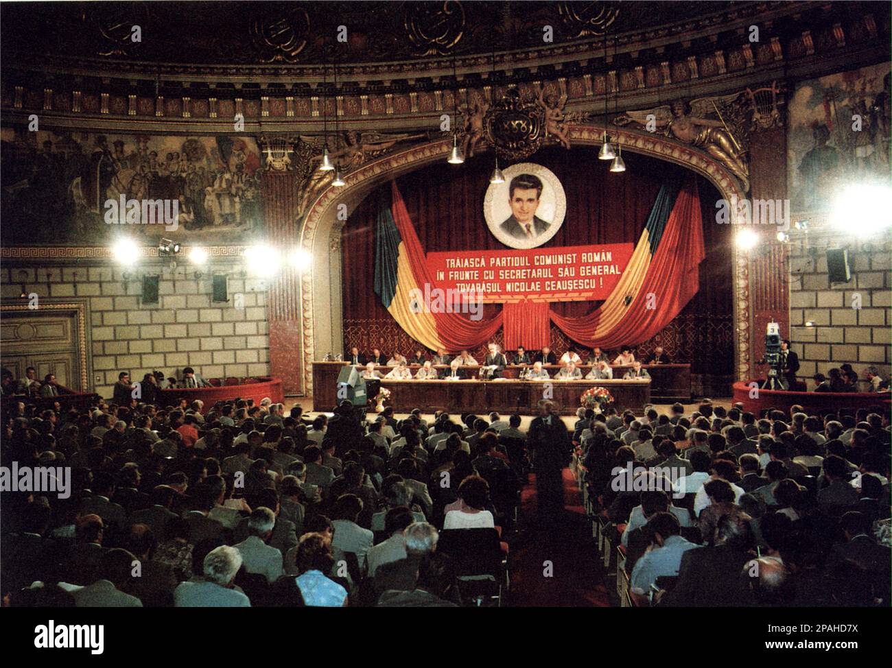 Le politicien et dictateur roumain NICOLAE CEAUSESCU ( 26 janvier 1918 – 25 décembre 1989 ) a été le chef de la Roumanie de 1965 à décembre 1989, quand une révolution et un coup d'État l'ont retiré du pouvoir. Les révolutionnaires ont tenu un procès de deux heures et l'ont condamné à mort pour crimes contre l'État, génocide et « saper l'économie nationale ». Le procès précipité a été critiqué comme un tribunal kangourou son exécution ultérieure a marqué l'acte final des révolutions de 1989 - ROUMANIE - POLITI - POLITICA - POLITIQUE - SOCIALISTE - SOCIALISMO - SOCIALISME - COMUNISTA - COMUNISMO - COMMUNISTE Banque D'Images