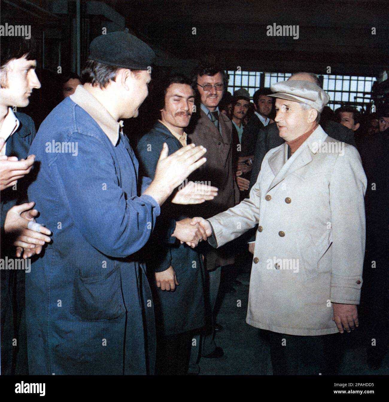 Le politicien et dictateur roumain NICOLAE CEAUSESCU ( 26 janvier 1918 – 25 décembre 1989 ) a été le chef de la Roumanie de 1965 à décembre 1989, quand une révolution et un coup d'État l'ont retiré du pouvoir. Les révolutionnaires ont tenu un procès de deux heures et l'ont condamné à mort pour crimes contre l'État, génocide et « saper l'économie nationale ». Le procès précipité a été critiqué comme un tribunal kangourou son exécution ultérieure a marqué l'acte final des révolutions de 1989 - ROUMANIE - POLITI - POLITICA - POLITIQUE - SOCIALISTE - SOCIALISMO - SOCIALISME - COMUNISTA - COMUNISMO - COMMUNISTE Banque D'Images