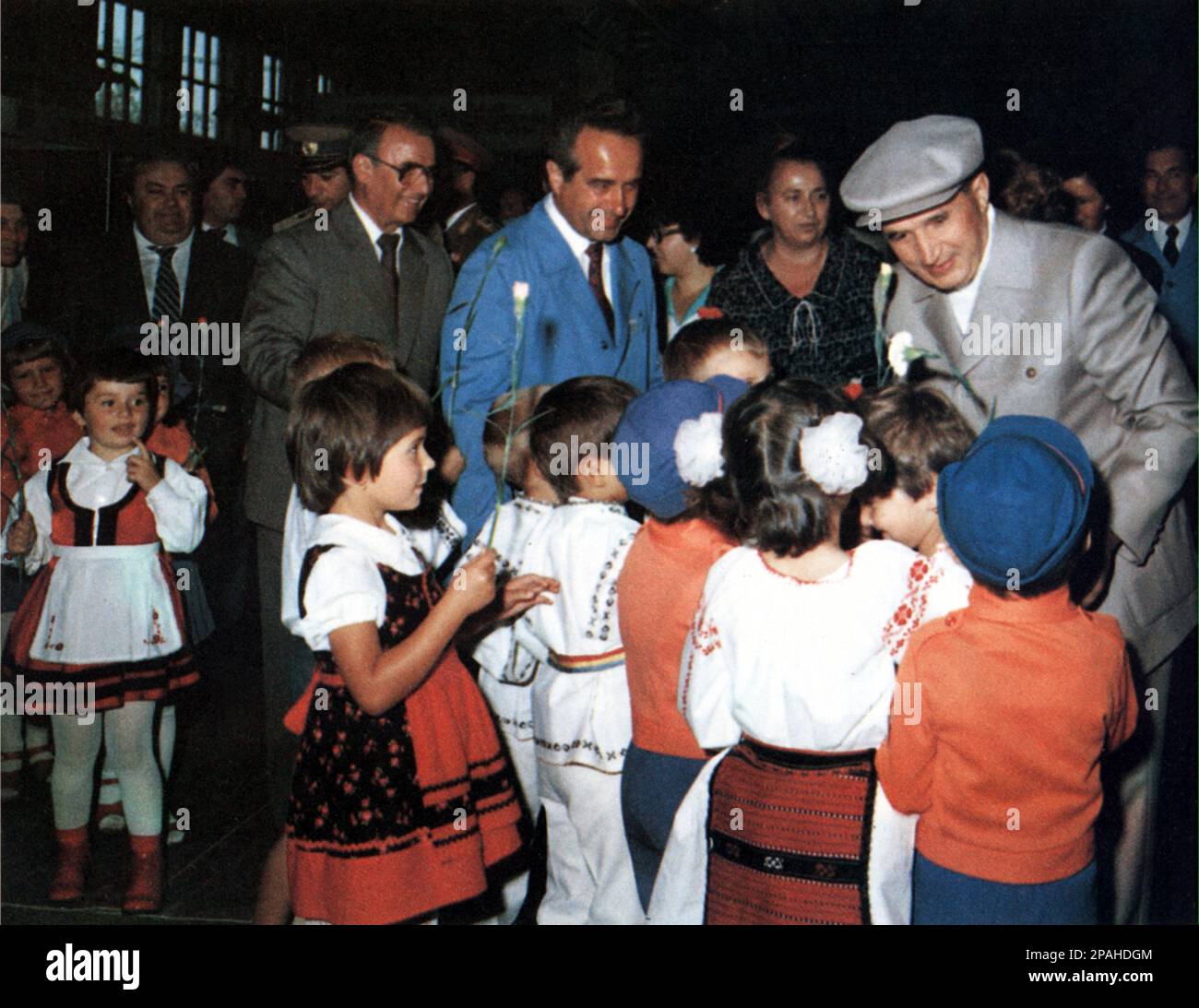 Le politicien et dictateur roumain NICOLAE CEAUSESCU ( 26 janvier 1918 – 25 décembre 1989 ) a été le chef de la Roumanie de 1965 à décembre 1989, quand une révolution et un coup d'État l'ont retiré du pouvoir. Les révolutionnaires ont tenu un procès de deux heures et l'ont condamné à mort pour crimes contre l'État, génocide et « saper l'économie nationale ». Le procès précipité a été critiqué comme un tribunal kangourou son exécution ultérieure a marqué l'acte final des révolutions de 1989 - ROUMANIE - POLITI - POLITICA - POLITIQUE - SOCIALISTE - SOCIALISMO - SOCIALISME - COMUNISTA - COMUNISMO - COMMUNISTE Banque D'Images