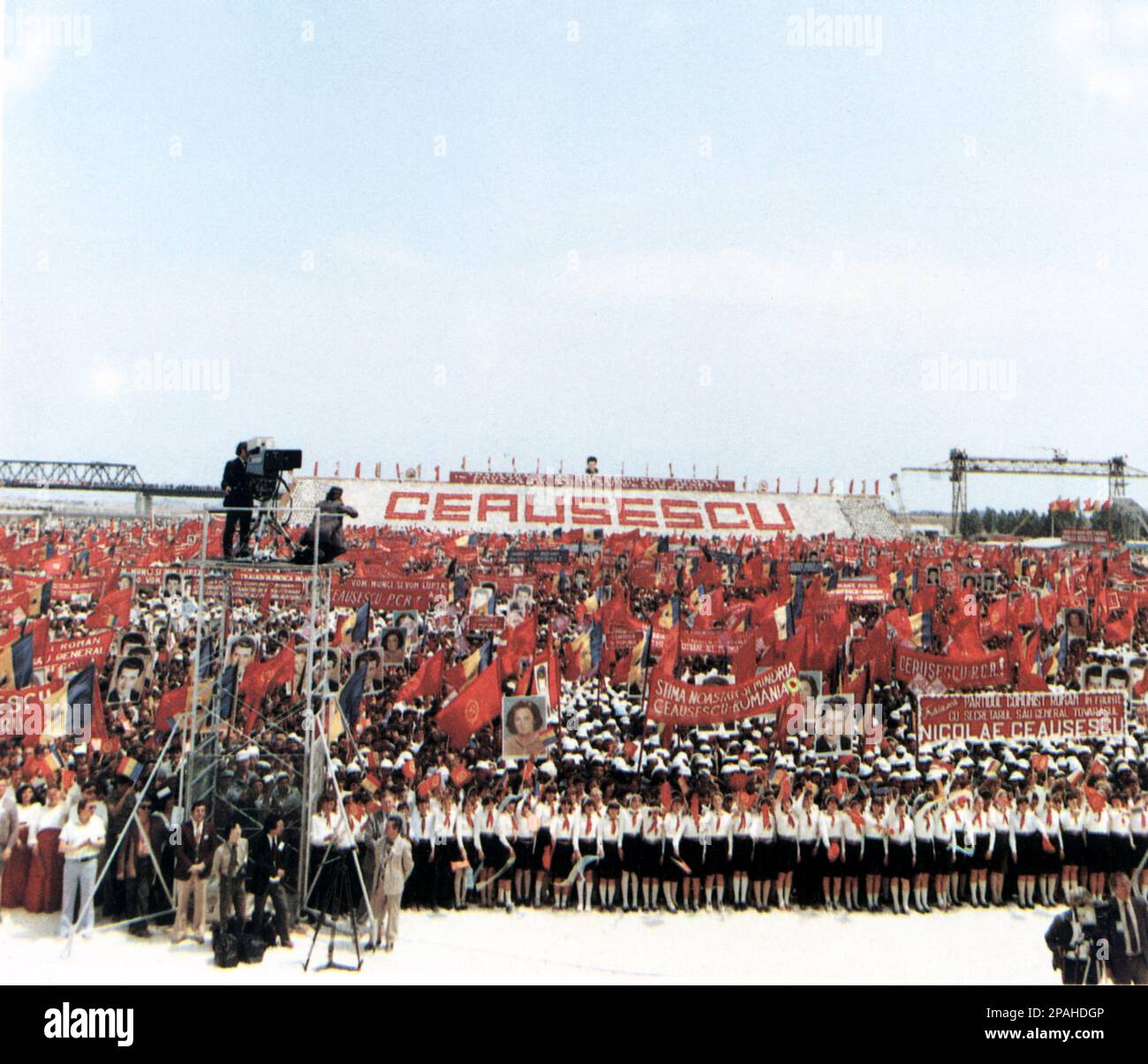 Le politicien et dictateur roumain NICOLAE CEAUSESCU ( 26 janvier 1918 – 25 décembre 1989 ) a été le chef de la Roumanie de 1965 à décembre 1989, quand une révolution et un coup d'État l'ont retiré du pouvoir. Les révolutionnaires ont tenu un procès de deux heures et l'ont condamné à mort pour crimes contre l'État, génocide et « saper l'économie nationale ». Le procès précipité a été critiqué comme un tribunal kangourou son exécution ultérieure a marqué l'acte final des révolutions de 1989 - ROUMANIE - POLITI - POLITICA - POLITIQUE - SOCIALISTE - SOCIALISMO - SOCIALISME - COMUNISTA - COMUNISMO - COMMUNISTE Banque D'Images