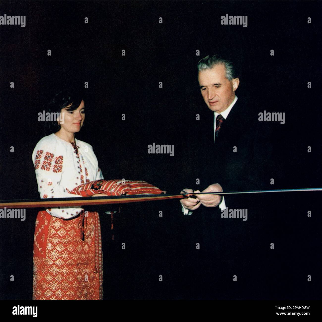 Le politicien et dictateur roumain NICOLAE CEAUSESCU ( 26 janvier 1918 – 25 décembre 1989 ) a été le chef de la Roumanie de 1965 à décembre 1989, quand une révolution et un coup d'État l'ont retiré du pouvoir. Les révolutionnaires ont tenu un procès de deux heures et l'ont condamné à mort pour crimes contre l'État, génocide et « saper l'économie nationale ». Le procès précipité a été critiqué comme un tribunal kangourou son exécution ultérieure a marqué l'acte final des révolutions de 1989 - ROUMANIE - POLITI - POLITICA - POLITIQUE - SOCIALISTE - SOCIALISMO - SOCIALISME - COMUNISTA - COMUNISMO - COMMUNISTE Banque D'Images