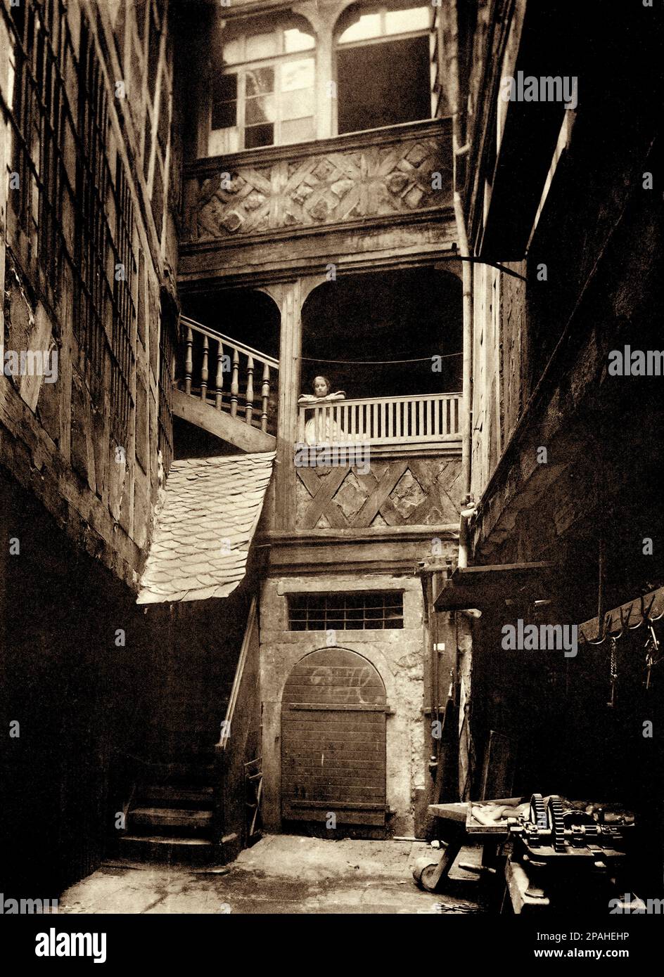 1880 : FRANCFORT AM MAIN , Allemagne : Innenhof des Gebaudes am Tuchgaden 9 à Francfort-sur-le-main, WO einst die Tuchhandler ihre Waren feilboten. Grossformatiger Lichtdruck um 1880, aus Bilder Aus DEM Alten Frankfurt - TUCHGADEN - GERMANIA - GEOGRAFIA - GÉOGRAPHIE - FOTO STORICHE - PHOTOS D'HISTOIRE - - ARCHITETURA - ARCHITECTURE - ARCHITECTURAL - FRANCOFORTE --- Archivio GBB Banque D'Images