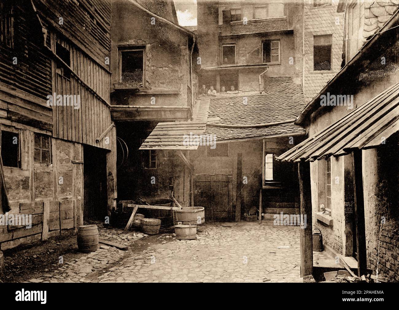 1880 : FRANCFORT-sur-le-MAIN , Allemagne : Waschhaus in der Großen Rittergasse 12, Francfort-sur-le-main, Stadtteil Sachsenhausen. Photo de Carl Friedrich Mylius - TUCHGADEN - GERMANIA - GEOGRAFIA - GÉOGRAPHIE - FOTO STORICHE - PHOTOS D'HISTOIRE - - ARCHITETURA - ARCHITECTURE - ARCHITECTURAL - FRANCOFORTE - WASCHHAUS RITTERGASSE ---- Archivio GBB Banque D'Images