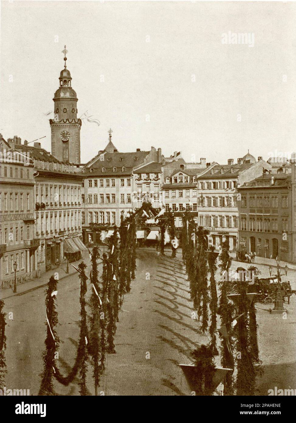 1871 : FRANCFORT AM MAIN , Allemagne : Der Rossmarkt in der Neustadt mit Festdekoration zum Kaiserbesuch am 15 März 1871 . Photo de Carl Friedrich Mylius - TUCHGADEN - GERMANIA - GEOGRAFIA - GÉOGRAPHIE - FOTO STORICHE - PHOTOS D'HISTOIRE - - ARCHITETURA - ARCHITECTURE - ARCHITECTURAL - FRANCOFORTE - piazza del mercato --- Archivio GBB Banque D'Images