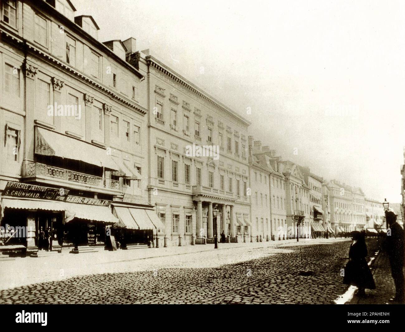 1875 : FRANKFURT AM MAIN , Allemagne : Das Hotel Russischer Hof auf der Zeil, erbaut von Nicolas de Pigage 1794, abgerissen 1891 für den Neubau der Kaiserlichen Hauptpost. Photo de Carl Friedrich Mylius - Hotel de Russie - GERMANIA - GEOGRAFIA - GÉOGRAPHIE - FOTO STORICHE - PHOTOS D'HISTOIRE - - ARCHITETURA - ARCHITECTURE - ARCHITECTURAL - FRANCOFORTE --- Archivio GBB Banque D'Images