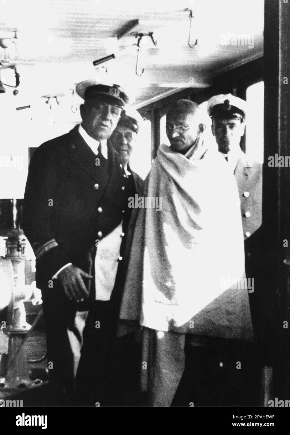 1931 : le chef pacifiste indien MAHATMA GANDHI ( Mohandas Karamchand Gandhi , 1869 - 1948 ) était un chef politique et spirituel majeur de l'Inde et du mouvement d'indépendance indien. Il a été le pionnier de Satyagraha — la résistance à la tyrannie par la désobéissance civile de masse, fermement fondée sur l'ahimsa ou la non-violence totale — qui a conduit l'Inde à l'indépendance et a inspiré des mouvements pour les droits civils et la liberté dans le monde entier. Dans cette photo à la frontière du bateau italien PILSNA , propriété de LLOYD TRIESTINO . Gandhi a été nominé cinq fois pour le Prix Nobel de la paix, en 1937, 1938, 1939,1947 et fina Banque D'Images