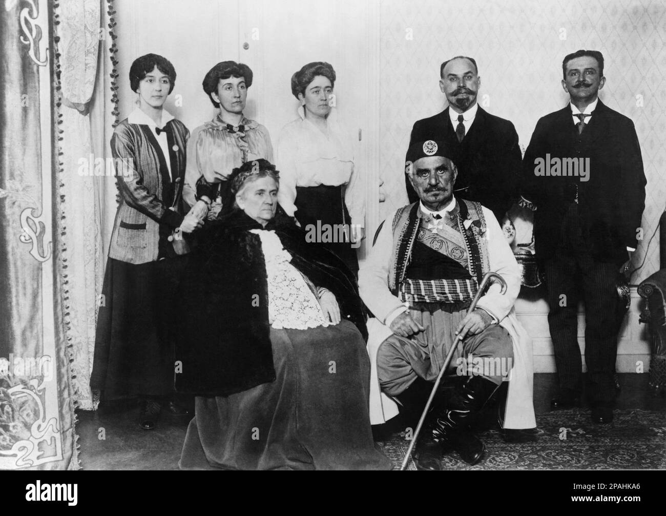 1916 environ , Lyon , France : le roi fugitif NICOLAS I, le roi du Monténégro ( 1841 - 1921 ) et la reine MILENA ( 1847 - 1923 ) et la famille dans leur retraite . De gauche à droite : la princesse VERA , la princesse XENIE, la princesse MELETZA ( épouse du prince Danilo ), M. Miouchikovitch , président du comté, et le prince héritier DANILO ( 1871 - 1939 ) , à Lyon, France en exil . Le roi NICOLAS IER du MONTÉNÉGRO et la reine Milena Vukotic du MONTÉNÉGRO sont les parents de la reine d'Italie ELENA ( Helene du Monténégro , 1873 - 1952 ) . Nicholas était le seul roi du Monténégro, régnant comme roi à partir de 1910 Banque D'Images