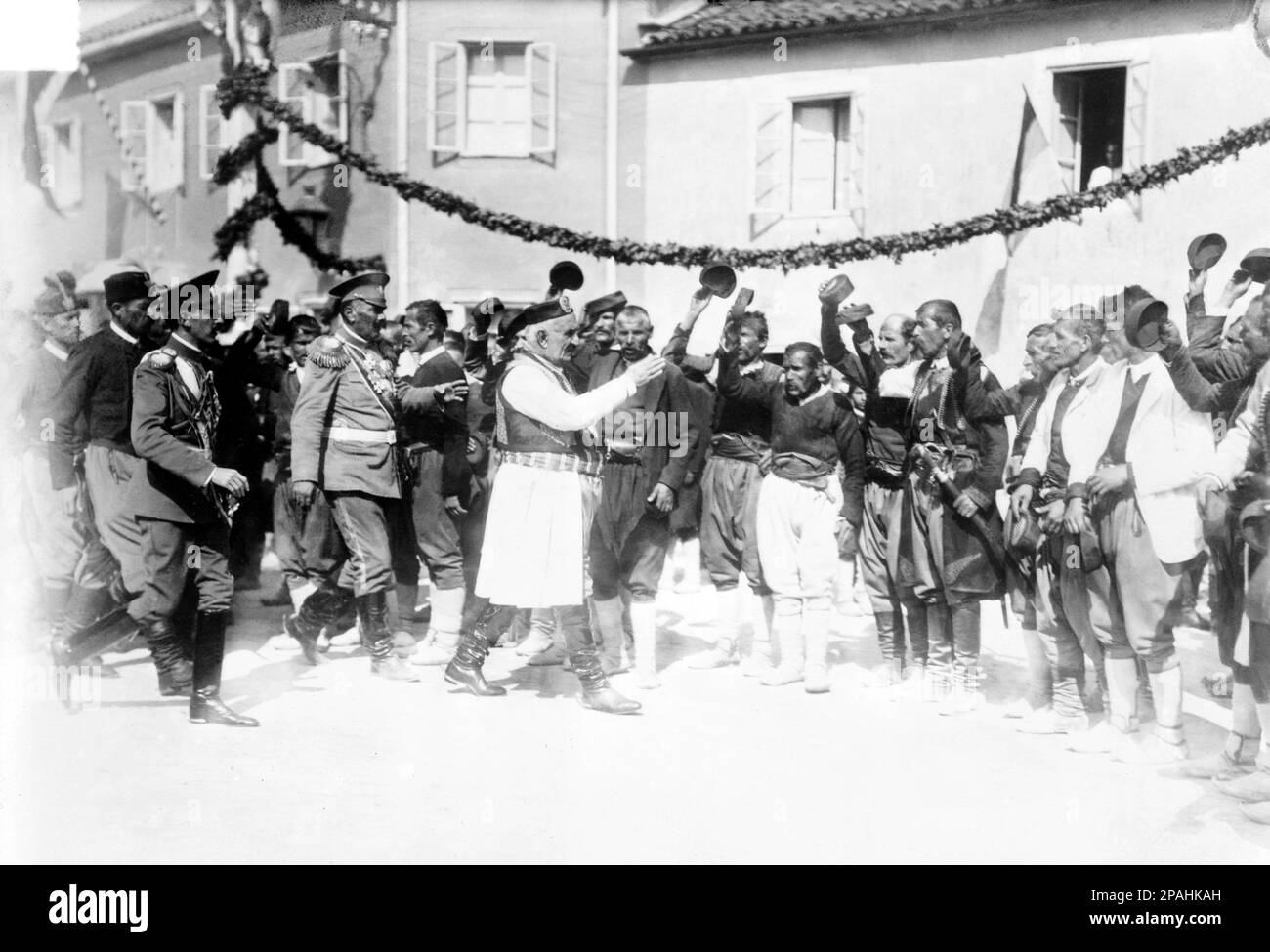 1913 environ , Monténégro : le roi NICOLAS I du MONTÉNÉGRO ( 1841 - 1921 ) , marié à la reine Milena Vukotic du MONTÉNÉGRO ( 1847 - 1923 ) . Parents de la reine d'Italie ELENA ( Hélène du Monténégro , 1873 - 1952 ) . Nicolas était le seul roi du Monténégro, régnant comme roi de 1910 à 1918 et comme prince de 1860 à 1910. Il était également poète , notamment Penning ' Onamo, 'namo ' , Un hymne populaire du Monténégro .- CASA SAVOIA - ITALIA - REALI - NOBILTA' ITALIANA - NOBLESSE - ROYALTIES - HISTOIRE - FOTO STORICHE - BELLE EPOQUE - RE NICOLA - barbe - barba - médailles - medaglie - medaglia - bachii - m Banque D'Images