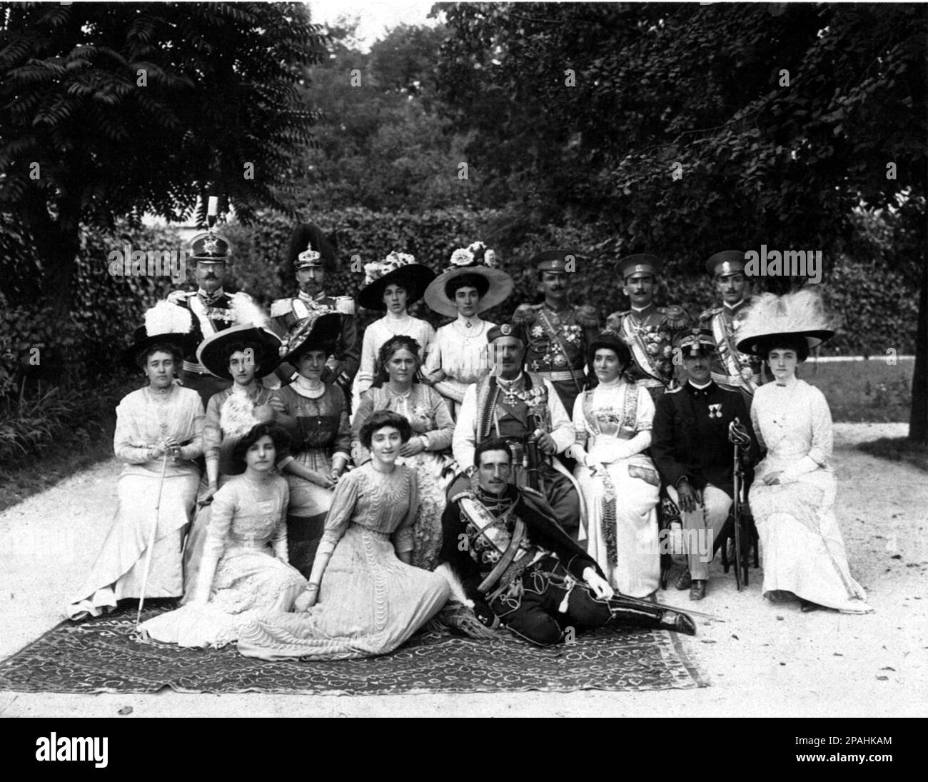 1907 CA : le roi NICHOLAS I, le roi du Monténégro ( 1841 - 1921 ) et la reine MILENA Vukotic ( 1847 - 1923 ) et la famille (de gauche à droite sur cette photo ) : la princesse MILITZA ( JUTTA von Mecklembourg-Strelitz , 1880 - 1946, épouse du prince héritier Danilo, Fille du Grand-Duc Adolf Friedrich V. von Mecklembourg-Strelitz ) , du Grand-Duc PETER NIKOLAIEVICH (1864–1931 , le frère cadet de Tzar, dont la femme était la sœur de Milica, Anastasia ), princesse MILITZA ( Meletza , MILICA , 1866–1951 , épouse du Grand-Duc Peter Nikolaievitch ROMANOV de RUSSIE ), le prince FRANCIS JOSEPH de BATTEMBERG ( Franz Josef Banque D'Images
