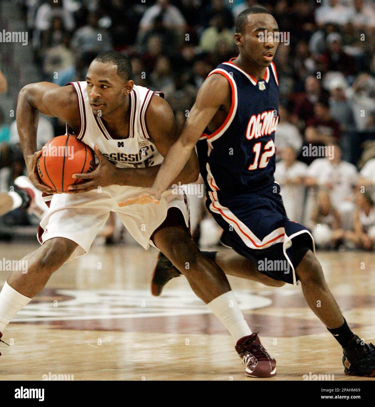 Mississippi State guard Jamont Gordon, left, keeps possession of the ball as Mississippi guard Chris Warren (12) tries to steal it during the first half of a basketball game in Starkville, Miss., Saturday, Jan. 26, 2008. (AP Photo/Rogelio V. Solis) Banque D'Images