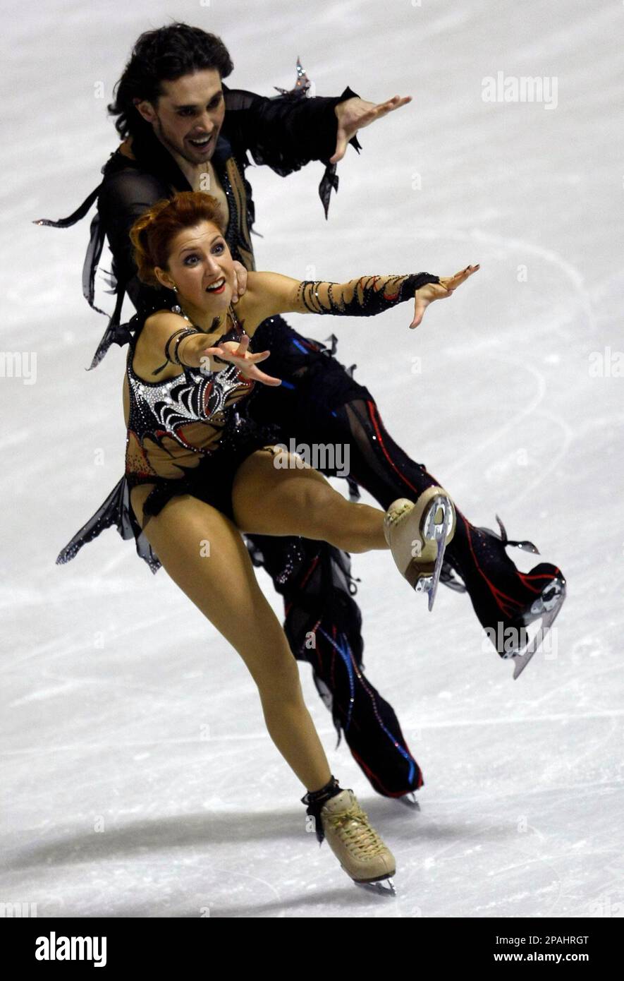 Russian ice skaters Jana Khokhlova, front, and Sergei Novitsky, back, perform their free dance at the European Figure Skating Championships in Zagreb, Croatia, Friday, Jan. 25, 2008. (AP Photo/Darko Bandic) Banque D'Images