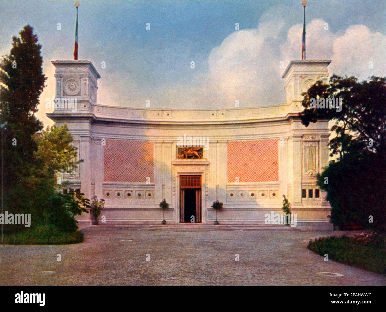 1909 environ , VENEZIA , ITALIE : la nouvelle façade du bâtiment de l'exposition à L'ESPOSSIZIONE INTERNAZIONALE d' ARTE DELLA CITTA' DI VENEZIA . - LA BIENNALE - Nuova facciata del Palazzo dell' espossizione - VENISE - ITALIA - FOTO STORICHE - HISTOIRE - GEOGRAFIA - GÉOGRAPHIE - ARCHITETURA - ARCHITECTURE - Laguna - VENETO - ARTE - ARTS --- Archivio GBB Banque D'Images