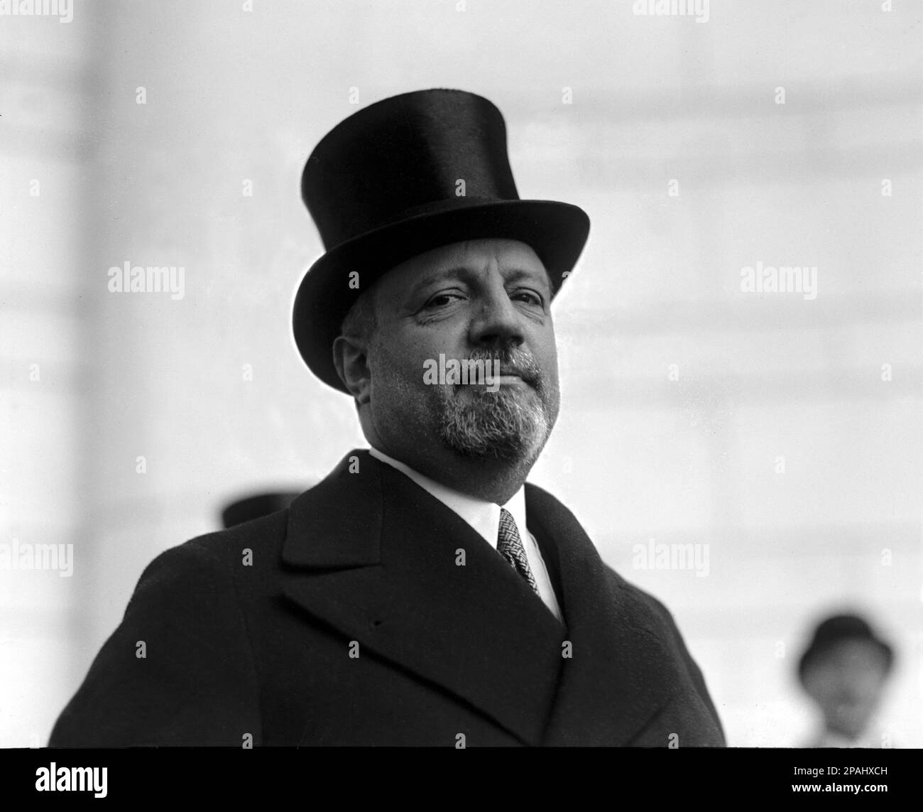 1925 , 2 novembre , Washington , Etats-Unis : le comte italien GIUSEPPE VOLPI di MISURATA ( 1877 - 1947 ) , responsable de la dette commerciale avec l'Italie et les Etats-Unis . - Nobiltà italiana - noblesse - ritratto - portrait - barbe - barba - cappello a cilindro - chapeau de tête - collier - colletto - cravate - cravatta - conte - FASCISMO - FASCISTA - FASCISTE - FASCISME - INDUSTRIEL - POLICO - POLITICA - POLITIQUE --- Archivio GBB Banque D'Images