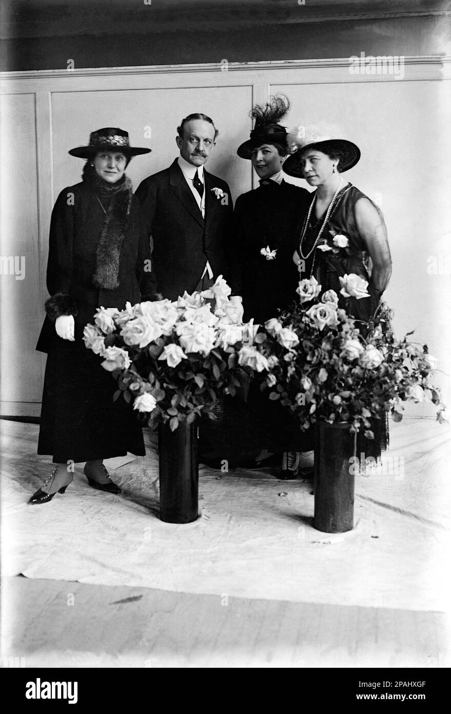 1917 CA , Wahington , USA : l'allemand Johann Heinrich Andreas Hermann Albrecht , Graf von BERNSTORFF ( Londres 1862 - Genf 1939 ) . En photo officielle portrait avec (de gauche à droite) Mme C. HAUGE , Mme Joseph STRANSKY et Mme H. REISINGER - ROYALTIES - NOBLESSE - Nobilta' - BELLE EPOQUE - chicanes - moustache - collier - cravate - Cravatta - Conte - Comte Bernstorff - SPIA - SPIONAGGIO - fiore - fiori - fleurs - rosa - roses - FLORICOLTURA - concours - concorso --- Archivio GBB Banque D'Images