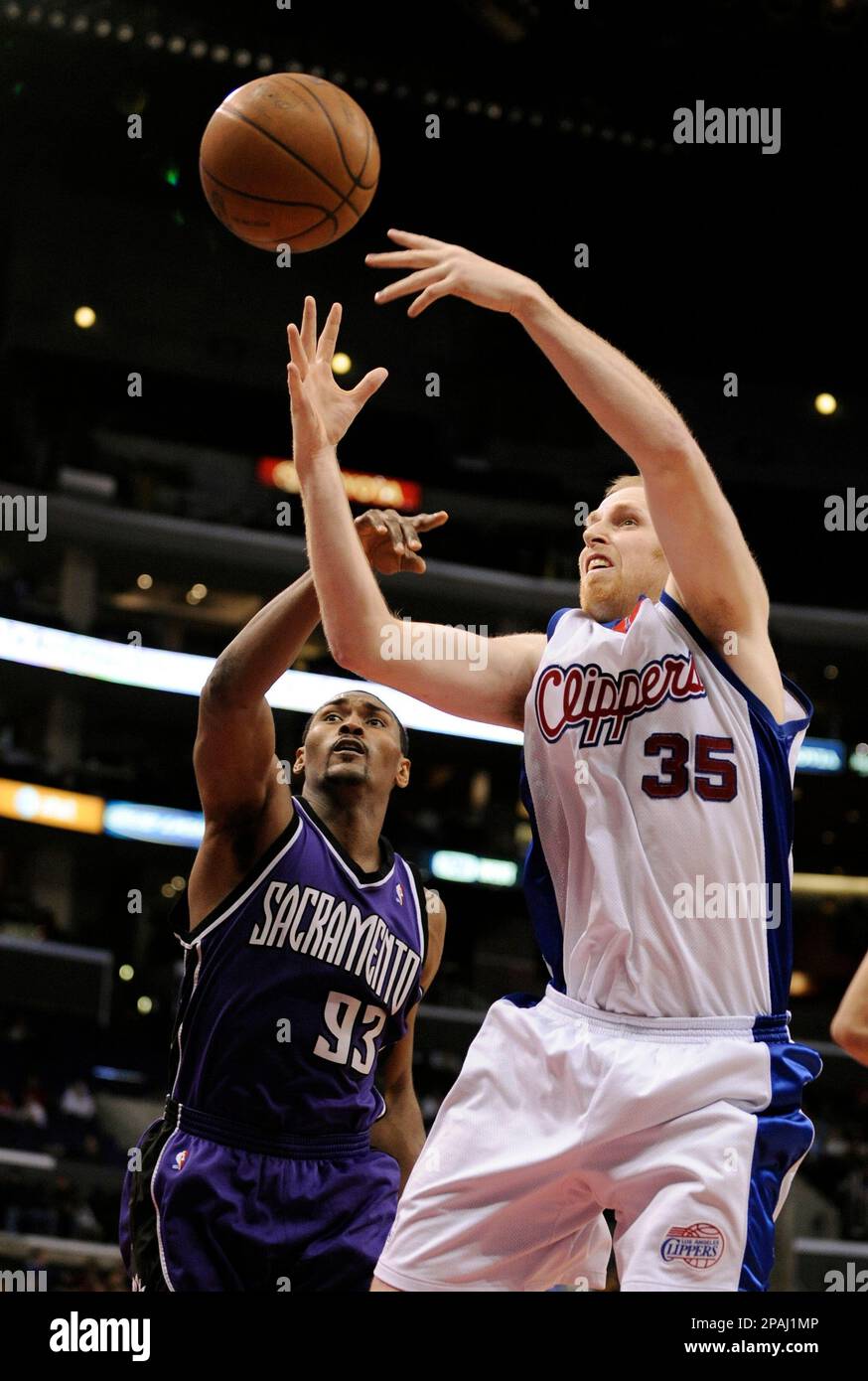 Los Angeles Clippers center Chris Kaman (35) grabs a rebound as Sacramento Kings forward Ron Artest (93) reaches in during the second half of their NBA basketball game, Wednesday, Jan. 23, 2008, in Los Angeles. The Clippers won 111-85. (AP Photo/Mark J. Terrill) Banque D'Images