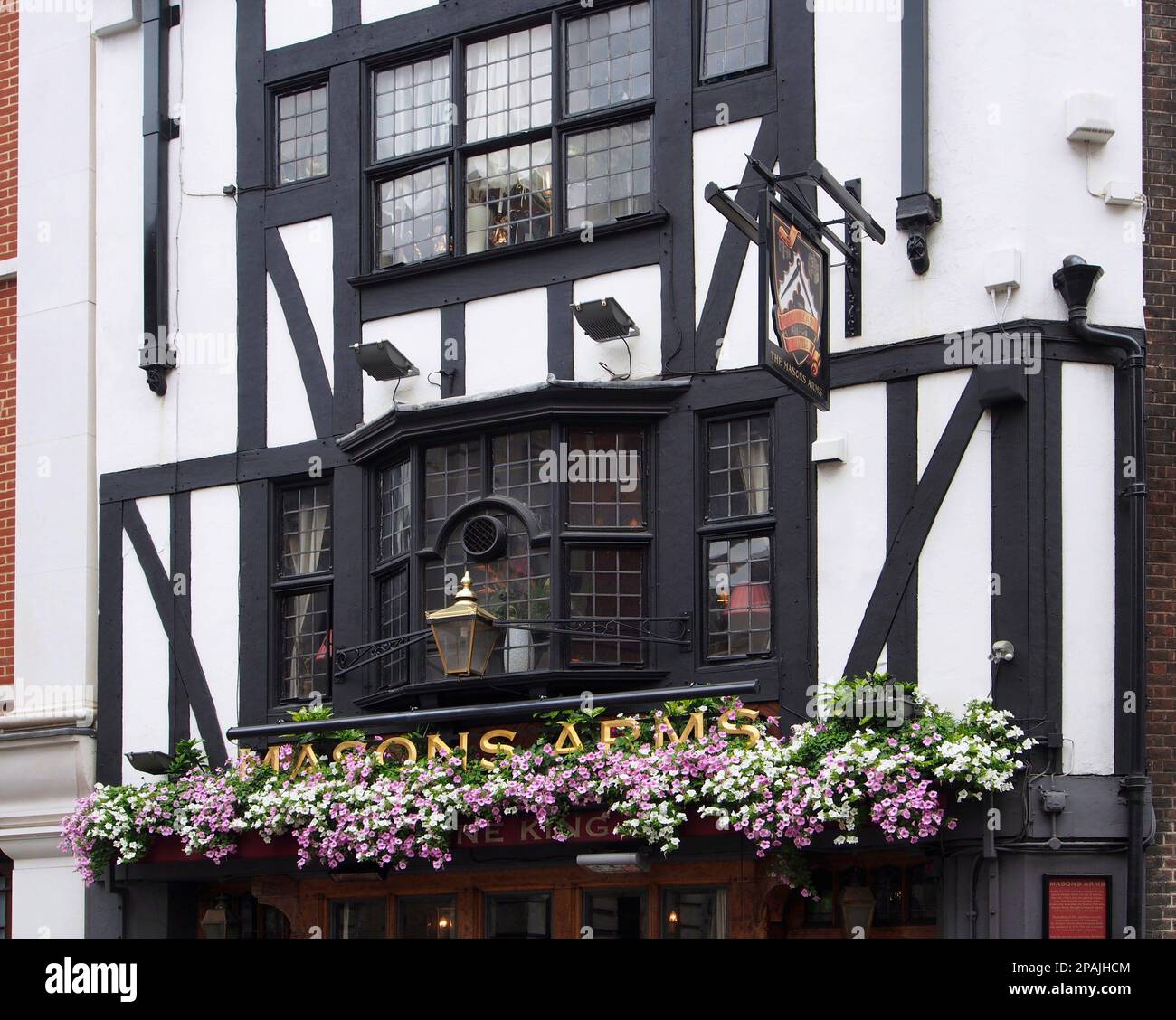 Un vieux pub avec une façade de style Tudor dans le quartier de Mayfair à Londres, construit en 1721 Banque D'Images