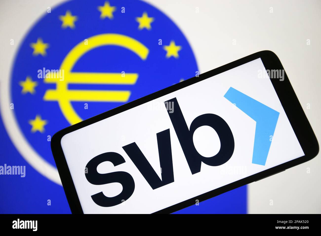 Ukraine. 11th mars 2023. Sur cette photo, le logo de la Silicon Valley Bank (SVB) apparaît sur un smartphone et le logo de la Banque centrale européenne (BCE) sur un écran de pc. Crédit : SOPA Images Limited/Alamy Live News Banque D'Images