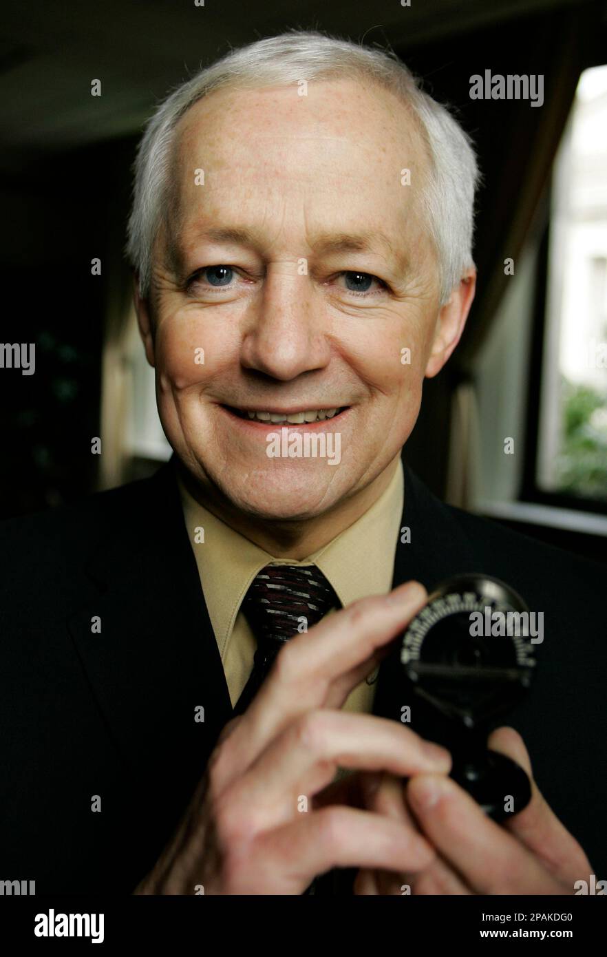 Washington State Insurance Commissioner Mike Kreidler poses for a photo holding a "schematic eye" device that he used early in his training as an optometrist Friday, Jan. 11, 2008, at the Capitol in Olympia. Kreidler is proposing a plan during the upcoming legislative session that would provide "catastrophic" health insurance to all Washington state residents. (AP Photo/Ted S. Warren) Banque D'Images