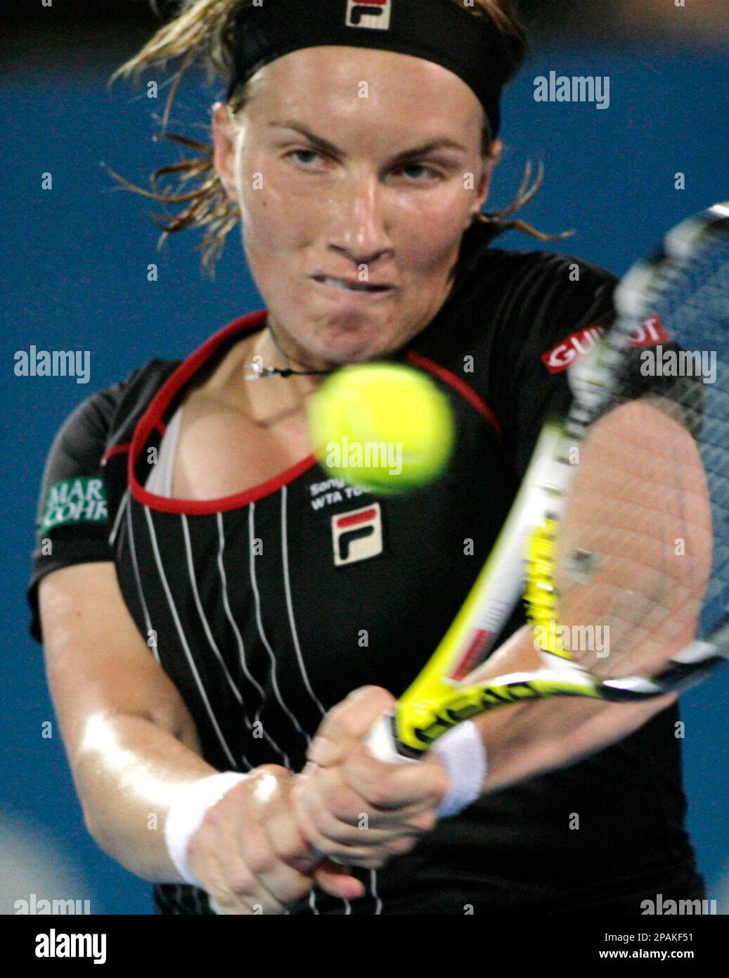 Russia's Svetlana Kuznetsova plays a shot during her finals match against Belgium's Justine Henin at the Sydney International tennis tournament in Sydney, Australia, Friday, Jan. 11, 2008. Henin won the match 4-6, 6-2, 6-4.(AP Photo/Rob Griffith) Banque D'Images