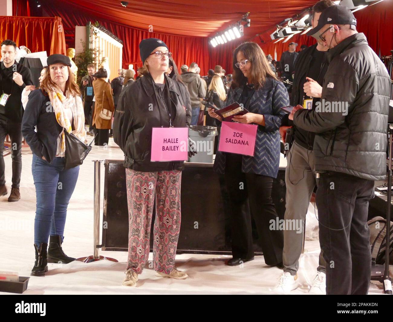 Los Angeles, États-Unis. 11th mars 2023. Les participants participent aux répétitions d'entretiens télévisés sur le « tapis rouge » du Hollywood Boulevard, devant le Dolby Theatre pour les Academy Awards 95th, portant des noms de célébrités. Credit: Barbara Munker/dpa/Alay Live News Banque D'Images