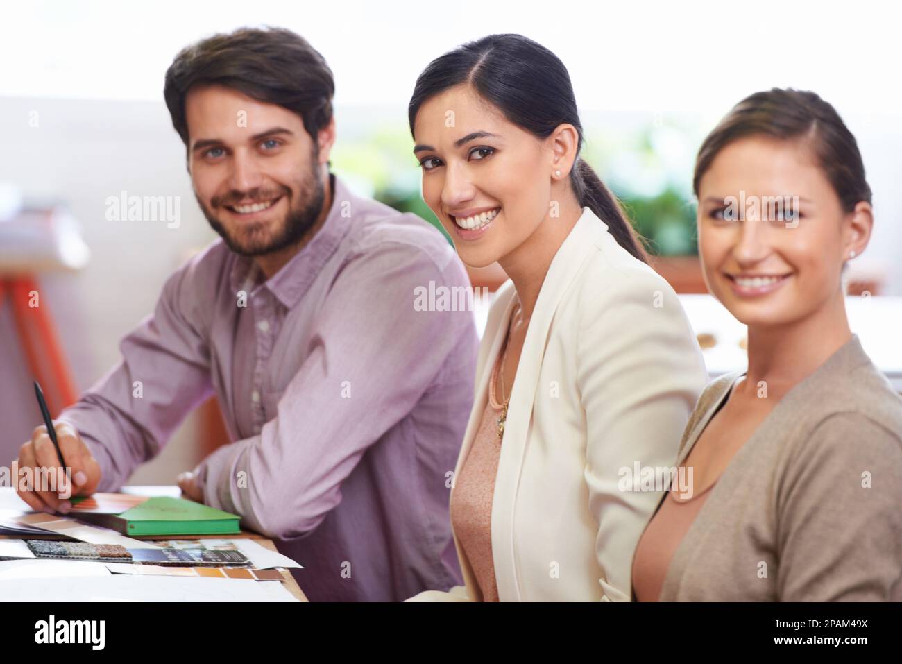 Vous savez toujours faire le travail. trois collaborateurs travaillent ensemble sur un projet. Banque D'Images