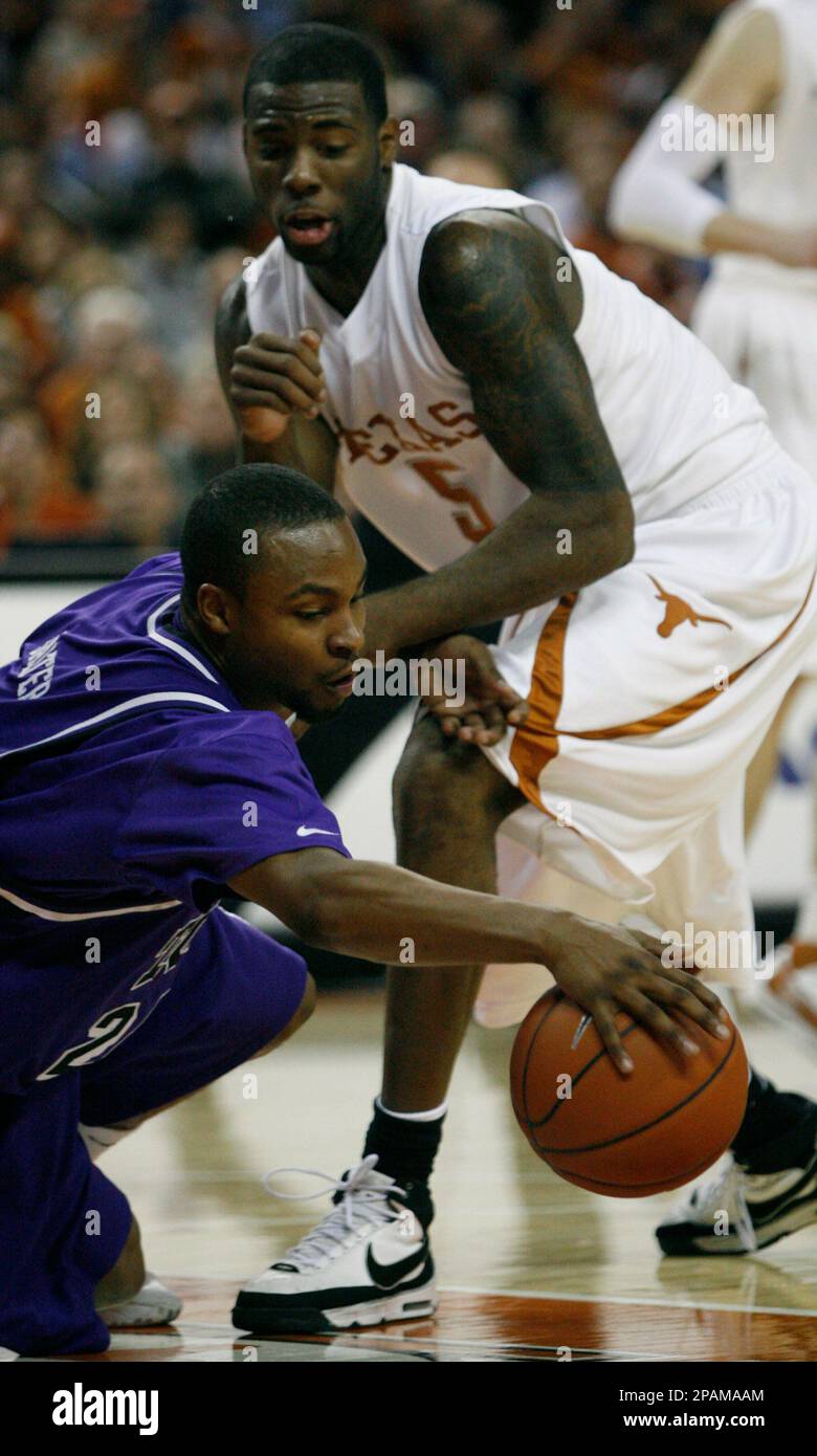 TCU guard Henry Salter, left, reaches for the loose ball in front of Texas forward Damion James, right, during second half action in their men's college basketball game Wednesday, Jan. 2, 2008, in Austin, Texas. The ball got away from both players. Texas won, 67-59, with the help of James' game-high 29 points. (AP Photo/Harry Cabluck) Banque D'Images