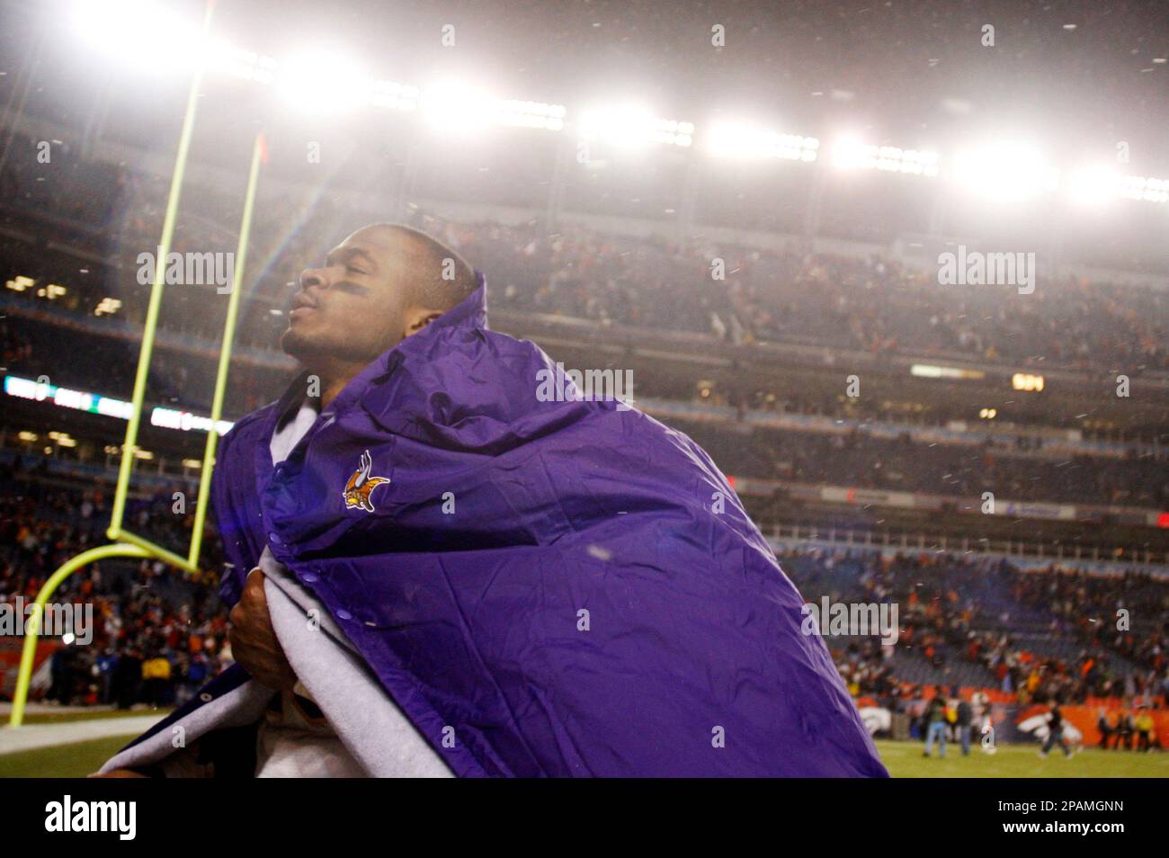 Minnesota Vikings running back Adrian Peterson runs off the field after the Denver Broncos' 22-19 overtime victory over the Vikings in the teams' NFL final regular-season football game in Denver on Sunday, Dec. 30, 2007. (AP Photo/David Zalubowski) Banque D'Images