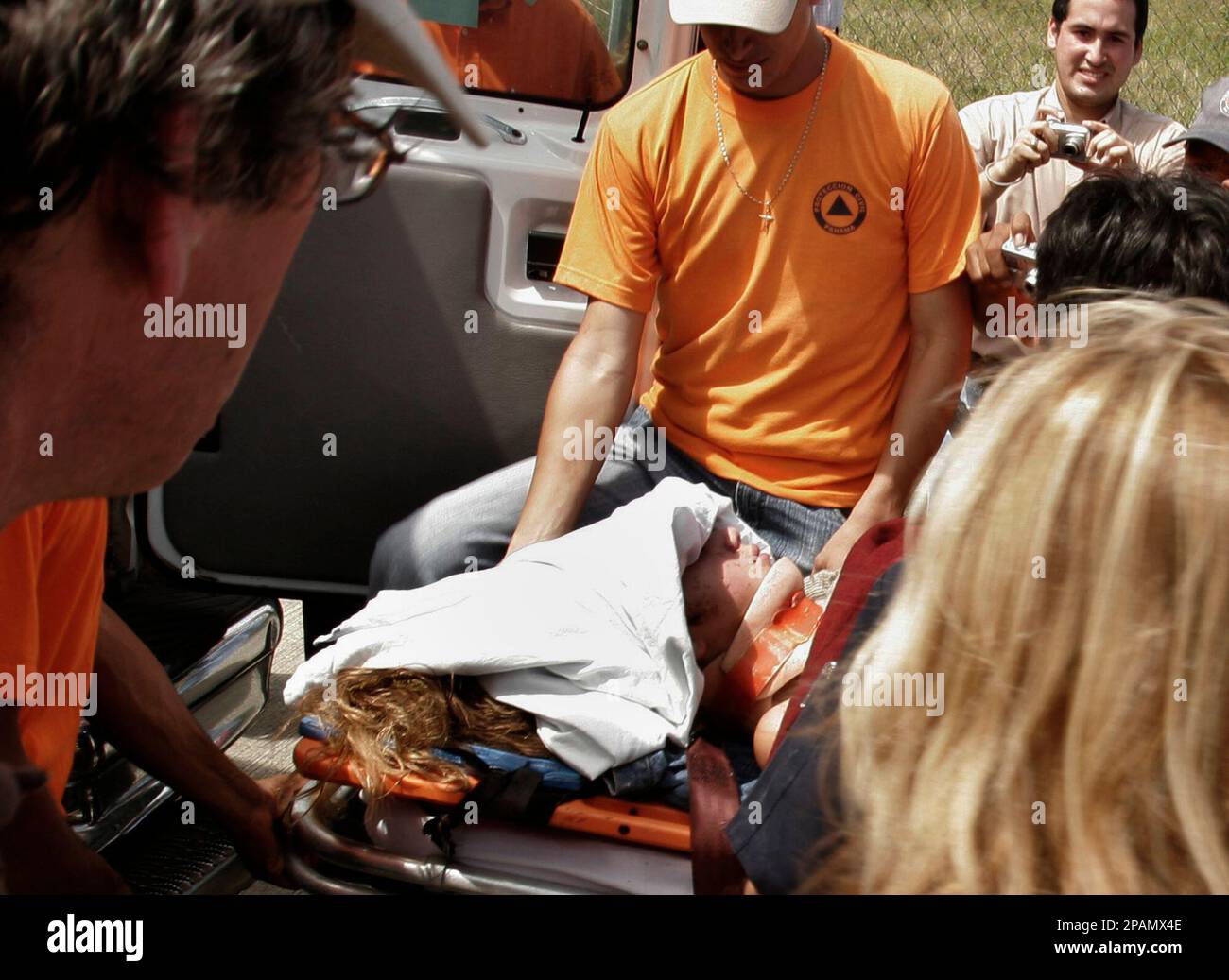 Francesca Lewis is carried on a stretcher into an ambulance after being rescued in the town of David, west of Panama City, Wednesday, Dec. 26, 2007. Francesca, a 12-year-old U.S. girl who was the only survivor of a weekend plane crash, was found Tuesday walking near the wreckage of the plane in the 3,500-feet (1,067-meter) high, jungle-laden flanks of the Baru. The crash of the Cessna 172 on Sunday killed Francesca's friend Talia Klein, 13, Klein's father, Michael Klein, 37, of Santa Barbara, California, and Panamanian pilot Edwin Lasso, 23.(AP Photo/Arnulfo Franco) Banque D'Images