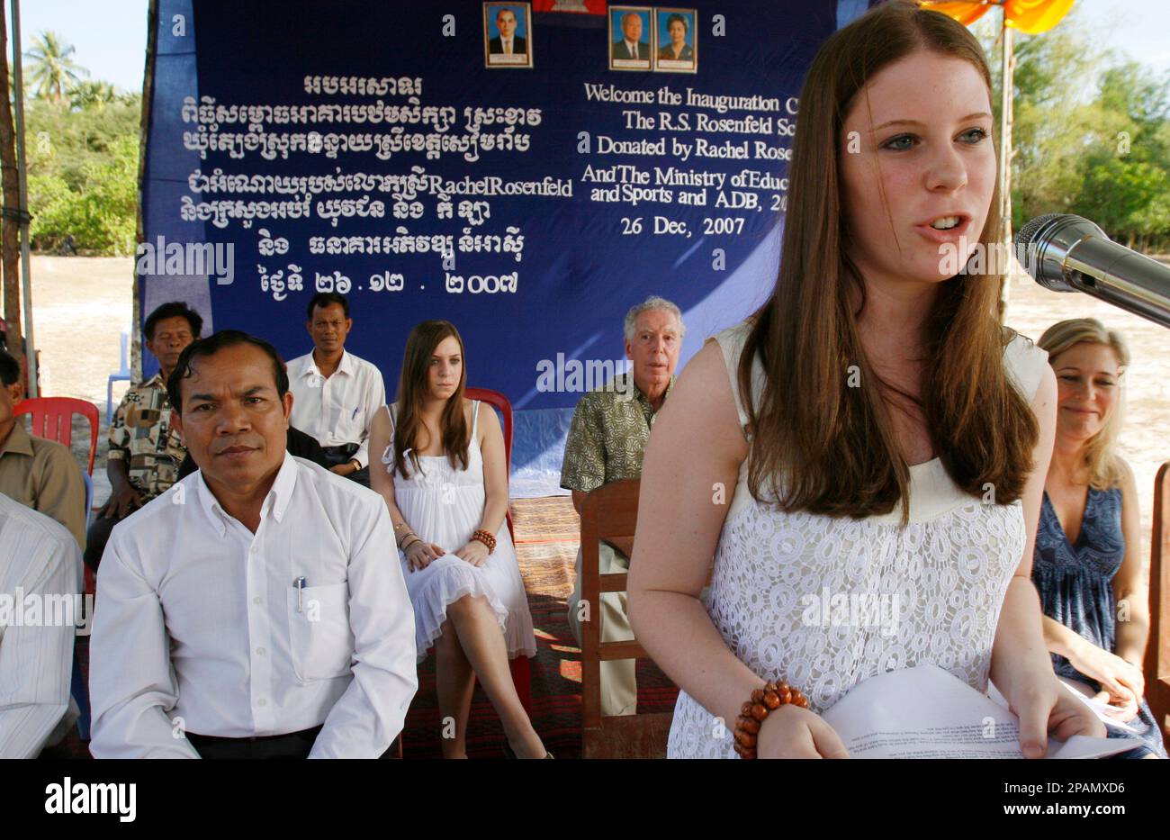 Rachel Rosenfeld, from New York, gives a speech during the handing over ceremony of the R.S. Rosenfeld school in Srah Khvav village in Siem Reap province, about 230 kilometers (143 miles) northwest of Phnom Penh, Cambodia, Wednesday, Dec. 26, 2007. The American teenager who was inspired to help poverty stricken children in Cambodia opened the primary school Wednesday in the rural Cambodian village after raising over US$52,000 (euro 36,000). (AP Photo/Heng Sinith) Banque D'Images