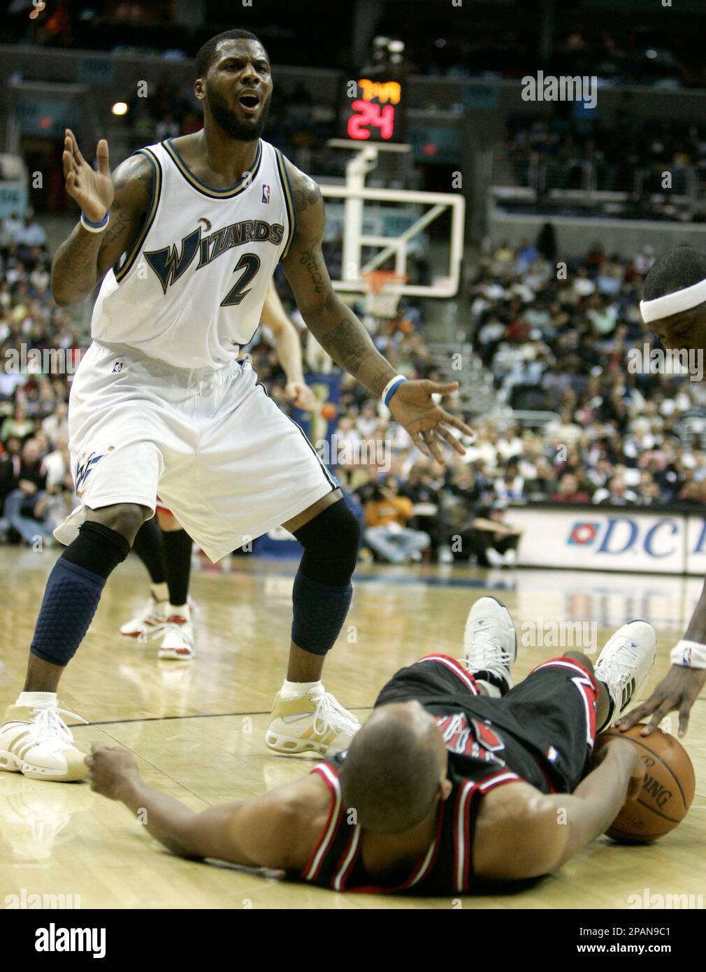 Chicago Bulls guard Chris Duhon, bottom, falls to the floor as Washington Wizards guard DeShawn Stevenson (2) argues a foul called against him during the fourth quarter of their NBA basketball game on Wednesday, Dec. 19, 2007, in Washington. The Bulls won the game, 95-84. (AP Photo/Evan Vucci) Banque D'Images