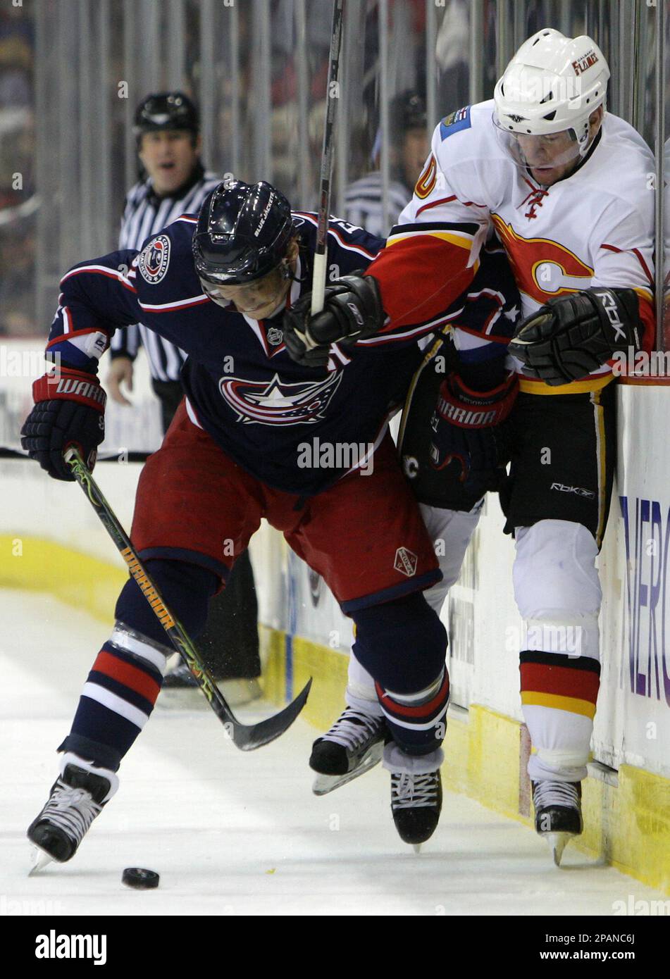 Columbus Blue Jackets' Sergei Fedorov, left, of Russia, checks Calgary Flames' Alex Tanguay during the first period of an NHL hockey game, Tuesday, Dec. 18, 2007, in Columbus, Ohio. (AP Photo/Jay LaPrete) Banque D'Images