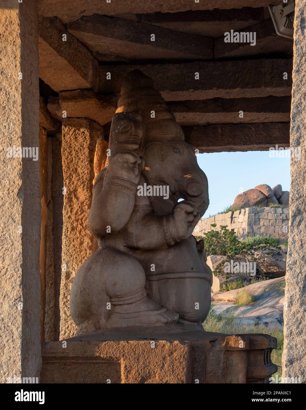 Le temple de Sasivekalu Ganesha à Hampi a une immense statue de Lord Ganesha, sculptée dans un seul bloc de roche. Hampi, la capitale de l'empi de Vijayanagar Banque D'Images