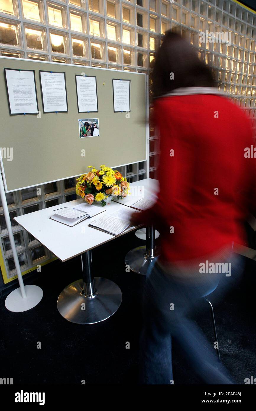An unidentified United Nation staff worker is on her way to sign a book of condolences at the headquarters of the UNHCR office in Geneva, Switzerland, Wednesday December. 12, 2007. Car bomb attacks targeted U.N. buildings and a government office in Algeria Tuesday, killing 30 persons, among them least 12 U.N. employees. (KEYSTONE/Martial Trezzini) Banque D'Images