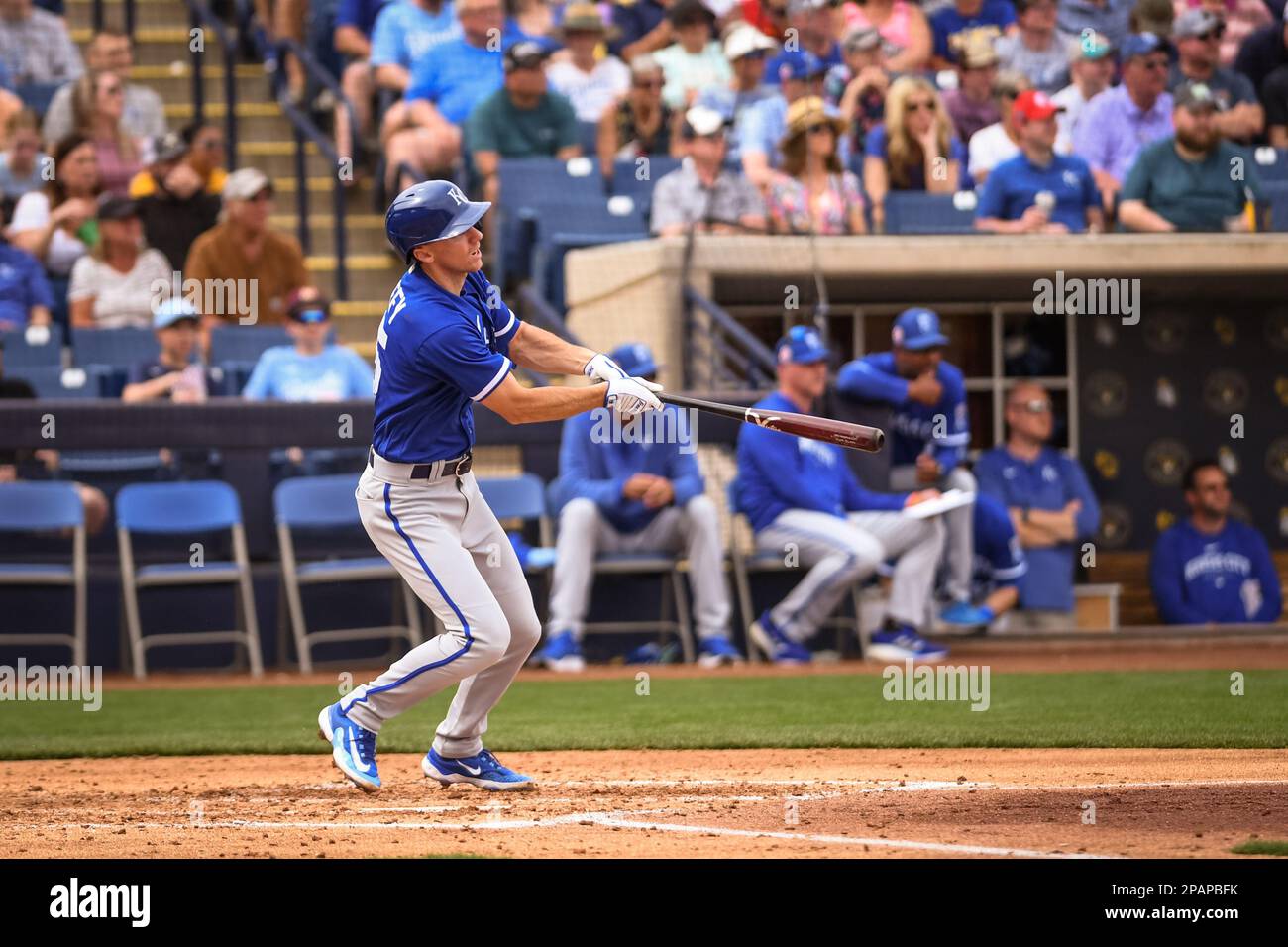 Matt Duffy (15 ans), arrêt court des Royals de Kansas City, s'envole vers Owen Miller (6 ans), le joueur du centre Milwaukee Brewers, dans la troisième manche d'un match de baseball d'entraînement de printemps de la MLB contre les Brewers de Milwaukee à American Family Fields of Phoenix, samedi 11 mars 2023, à Phoenix, AZ. Les Royals battent les Brewers 12-2. (Thomas Fernandez /image du sport) Banque D'Images