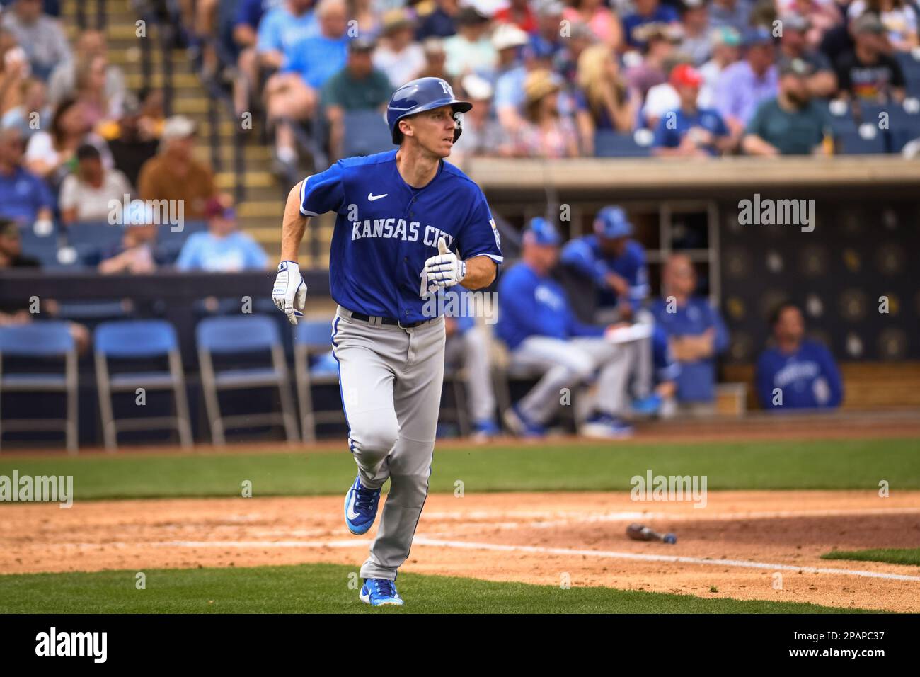 Matt Duffy (15 ans), arrêt court des Royals de Kansas City, s'envole vers Owen Miller (6 ans), le joueur du centre Milwaukee Brewers, dans la troisième manche d'un match de baseball d'entraînement de printemps de la MLB contre les Brewers de Milwaukee à American Family Fields of Phoenix, samedi 11 mars 2023, à Phoenix, AZ. Les Royals battent les Brewers 12-2. (Thomas Fernandez /image du sport) Banque D'Images