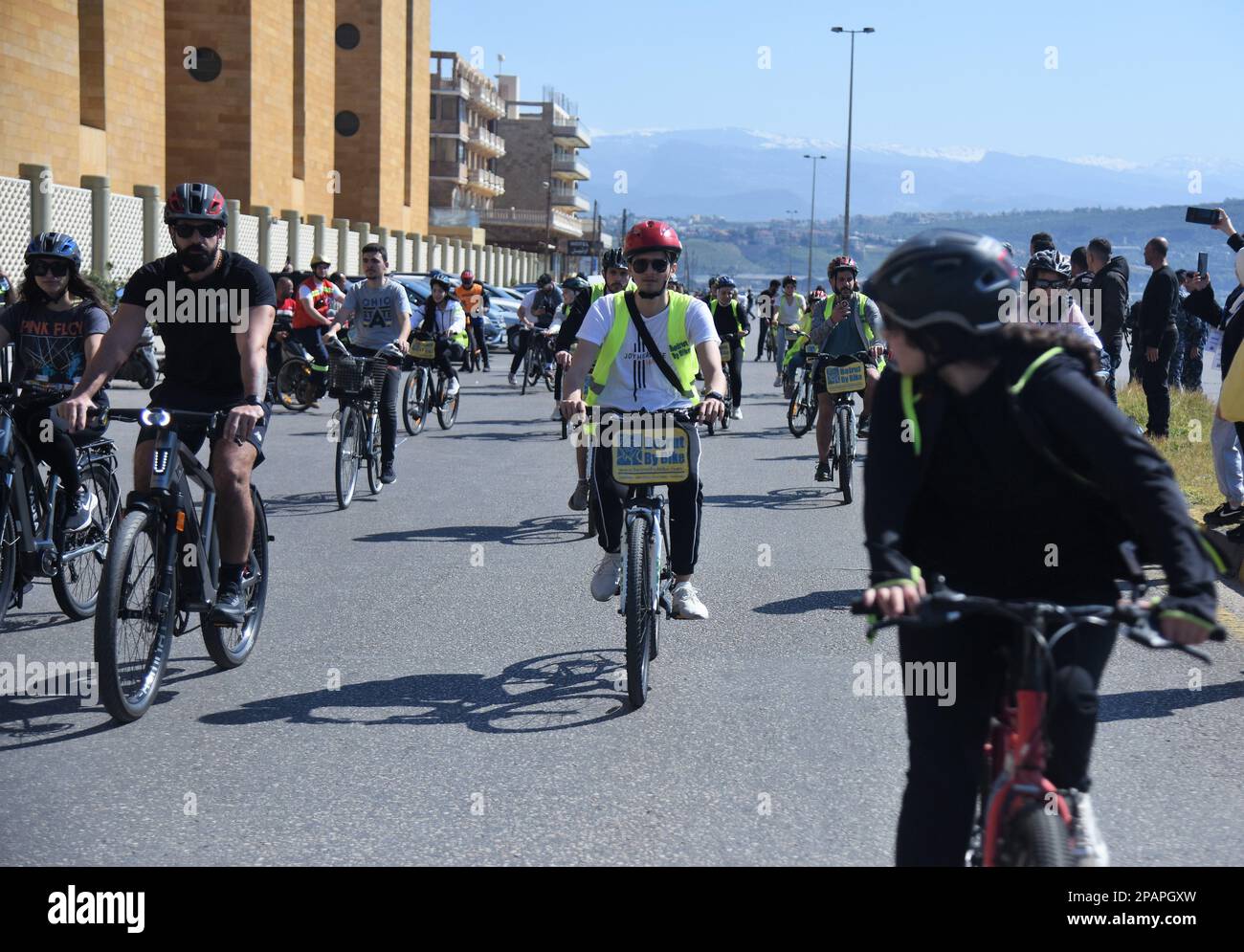 Tripoli, Liban. 11th mars 2023. Les cyclistes participent à une activité d'équitation à Tripoli, au nord du Liban, au 11 mars 2023. Credit: Khaled Habashiti/Xinhua/Alamy Live News Banque D'Images