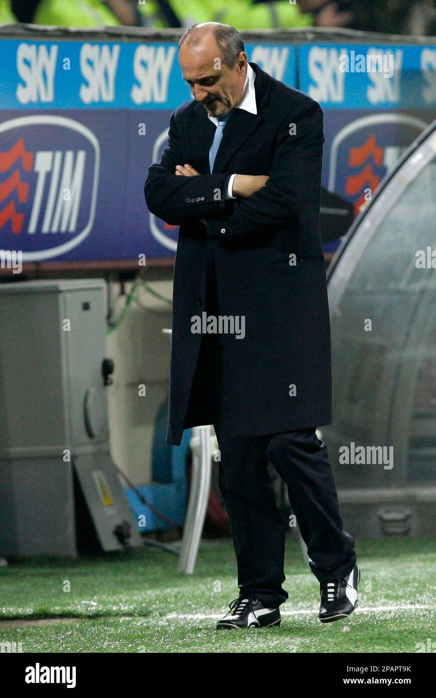 Lazio coach Delio Rossi reacts during the Italian first division soccer match between Inter Milan and Lazio at the San Siro stadium in Milan, Italy, Wednesday, Dec. 5, 2007. Inter Milan won 3-0. (AP Photo/Antonio Calanni) Banque D'Images