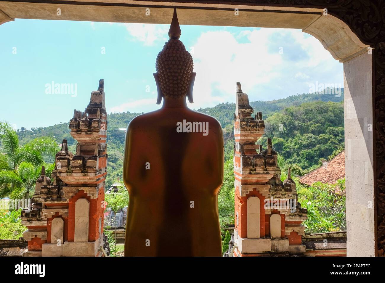 Statue de Budah dans un temple de Bali (Brahmavihara-Arama) Banque D'Images