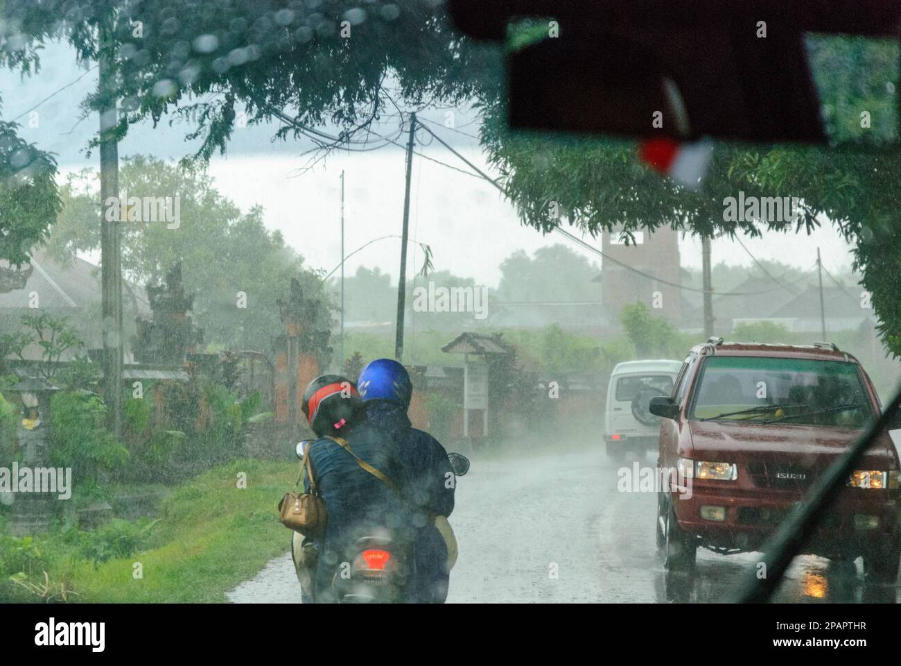 Jour des pluies à Bali sur la route Banque D'Images