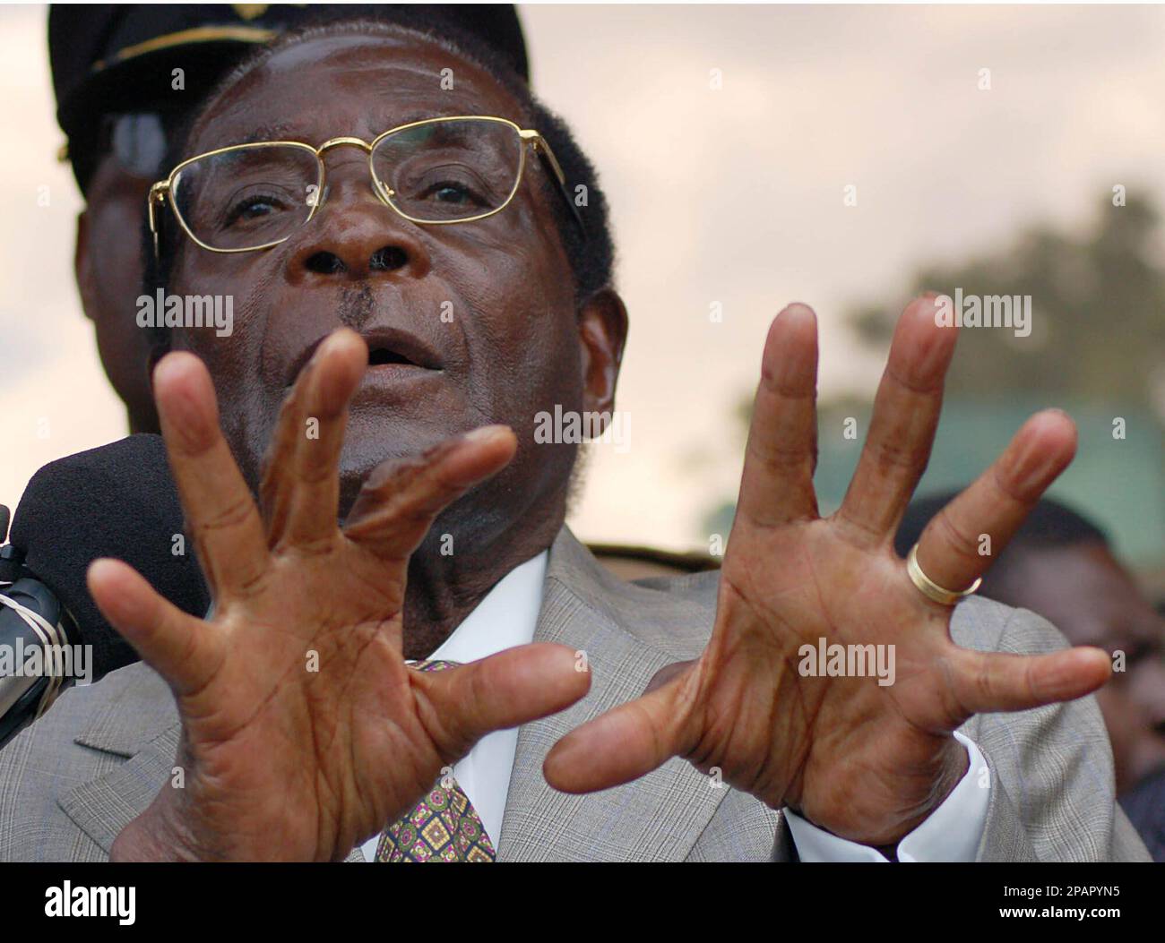 ** ADVANCE TO GO WITH STORY EU REDISCOVERS AFRICA ** - Zimbabwe's President Robert Mugabe addresses party supporters at his head office in Harare, in this Friday, March 30, 2007 file photo. Ahead of the EU-Africa summit scheduled to begin Dec. 8, 2007, Zimbabwe President Robert Mugabe announced he will go to Lisbon meaning British Prime Minister Gordon Brown, who accuses Mugabe of economic mismanagement and contempt for democracy, will not attend. (AP Photo, File) Banque D'Images