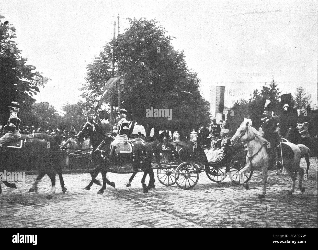 Arrivée de l'héritier du trône turc Prince Yusuf Izzeddin (Şehzade Yusuf Izzeddin) à Belgrade. Prince avec le roi Pierre Ier de Serbie sur le chemin du palais. Photo de 1910. Banque D'Images